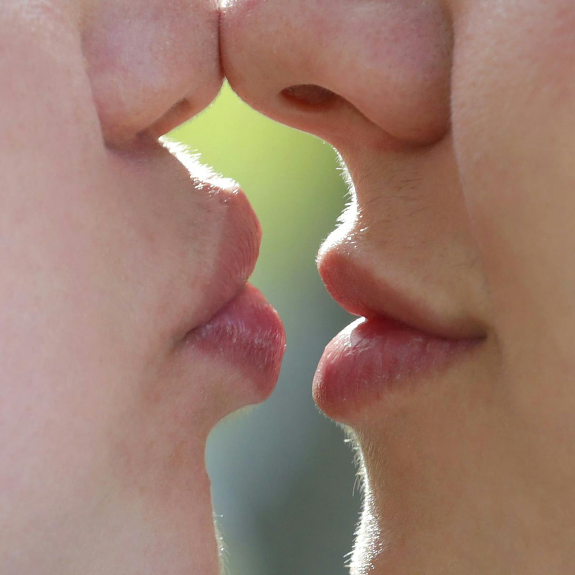 Studie: Erst wurde das Küssen erfunden, kurz darauf kam Herpes