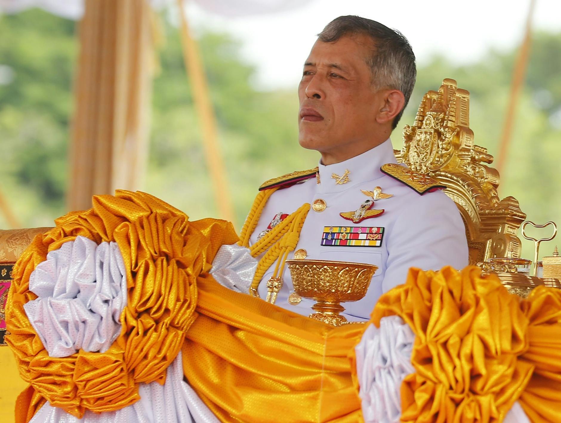 ARCHIV - Thailands König Maha Vajiralongkorn nimmt an der Zeremonie anlässlich des Beginns der Anbausaison für Reis teil (2019). Nun wird er 70. a ZUMA Wire/dpa