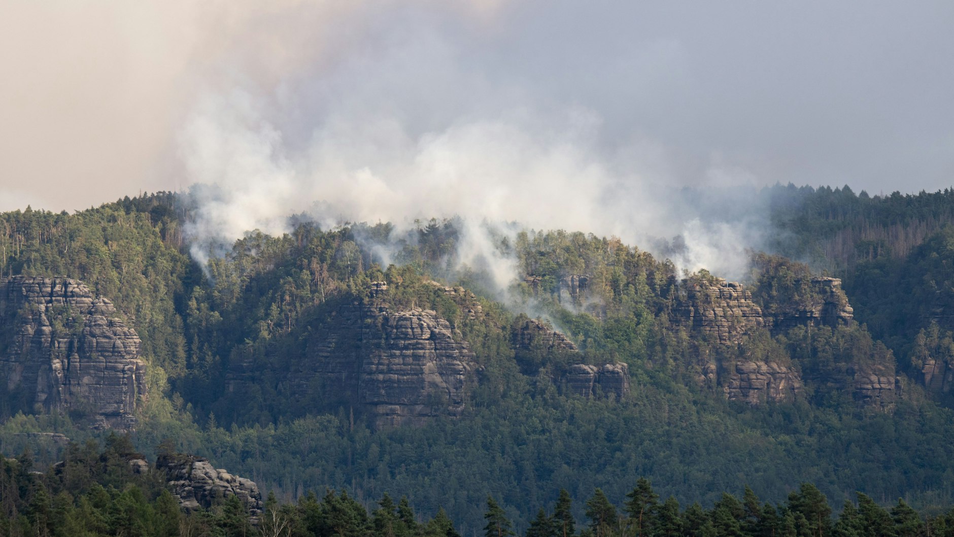 Die Lage beim Waldbrand im Nationalpark Sächsische Schweiz hat sich verschärft.