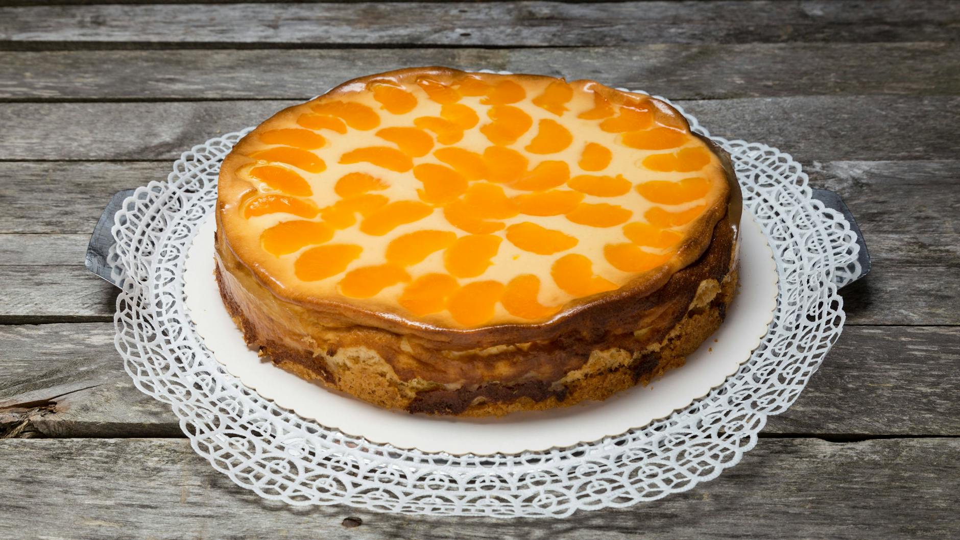 Wer ein paar Mandarinenspalten zurücklegt und den Kuchen damit garniert, macht ihn auch optisch zu einem Hingucker auf der Kaffeetafel. Das einfache Rezept für Mandarinen-Schmand-Kuchen ist aber auch ohne Deko hervorragend und lecker.
