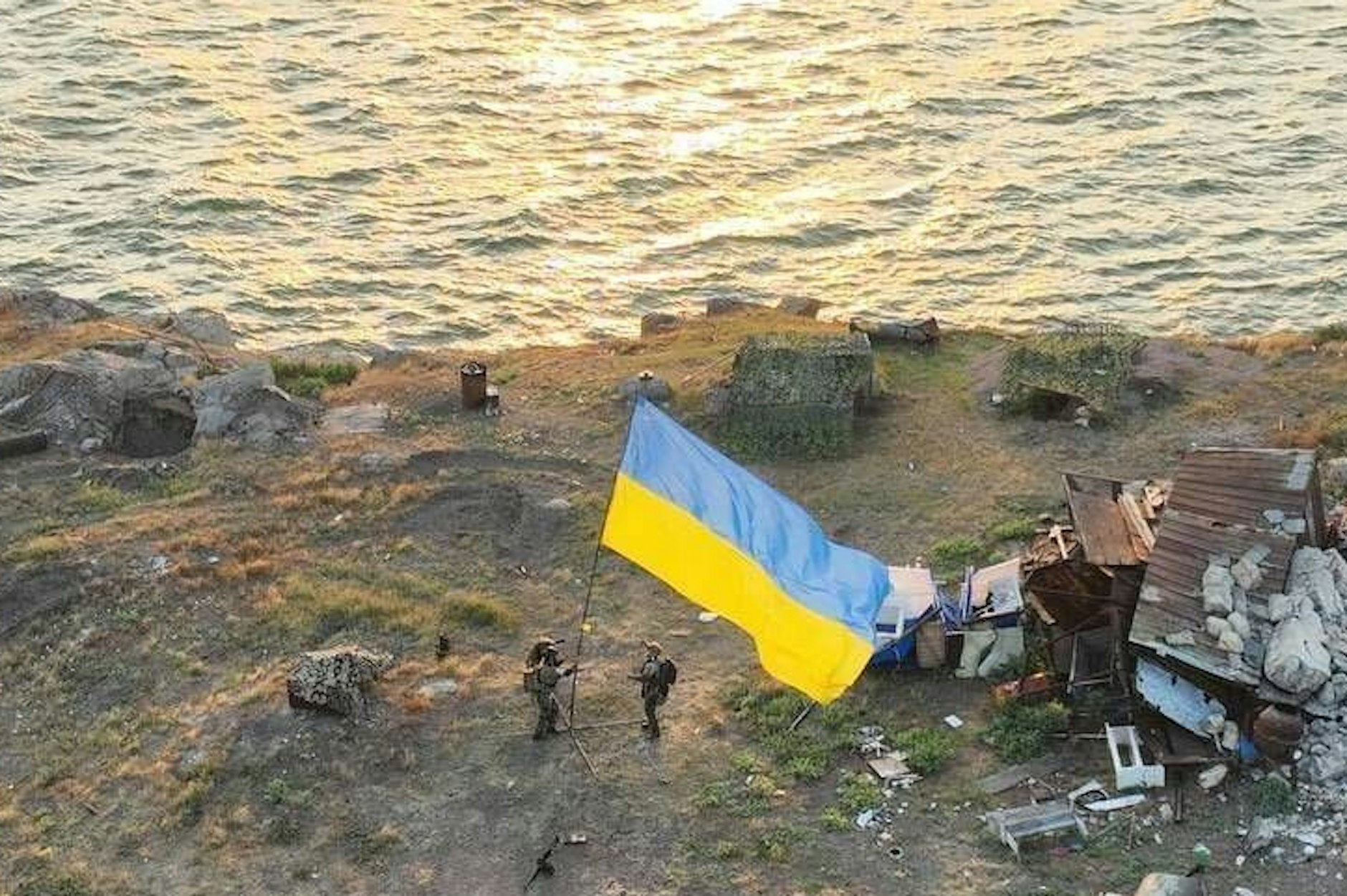 Die ukrainische Fahne nach der Rückeroberung der strategisch wichtigen Schlangeninsel im Schwarzen Meer durch die Ukraine