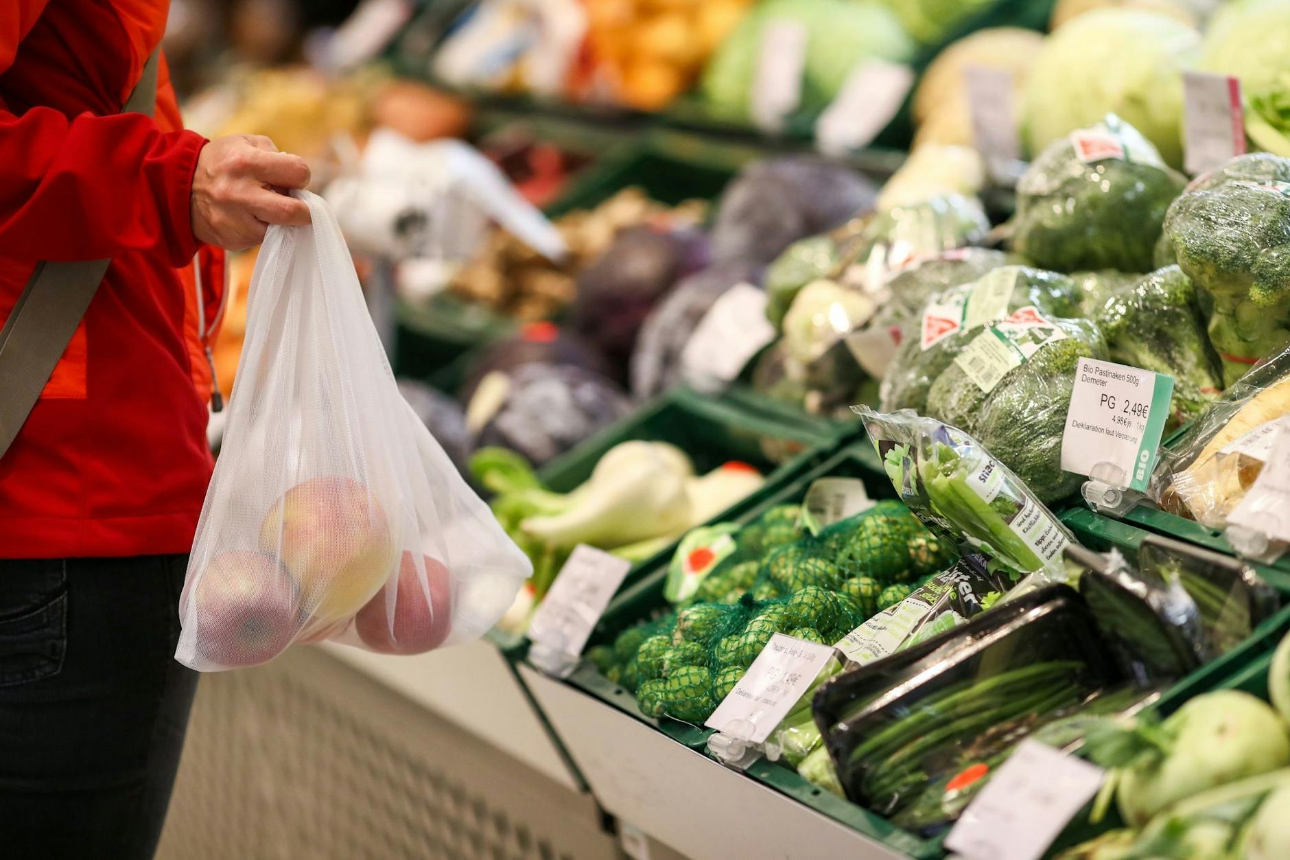 ARCHIV - Eine Kundin steht in der Obst- und Gemüseabteilung eines Supermarkts.