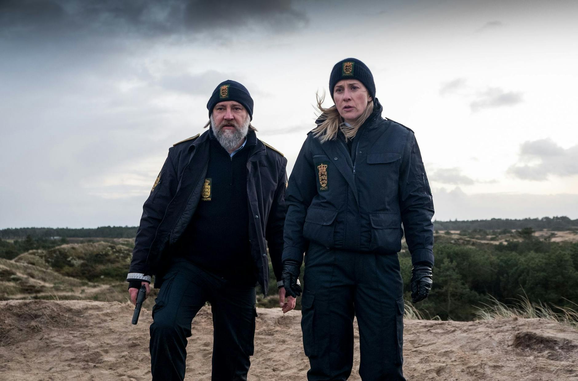 ARD Degeto DER DÄNEMARK-KRIMI: RAUHNÄCHTE, am Donnerstag (28.07.22) um 20:15 Uhr im ERSTEN.
Die Polizistin Ida Sörensen (Marlene Morreis) und ihr Kollege Magnus Vinter (Nicki von Tempelhoff) sind einem Serienmörder auf der Spur.
© , honorarfrei - Verwendung gemäß der AGB im engen inhaltlichen, redaktionellen Zusammenhang mit genannter Degeto-Sendung und bei Nennung "Bild: ARD Degeto/Manju Sawhney" (S2+). ARD Degeto/Programmplanung und Presse, Tel: 069/1509-335, degeto-presse@degeto.de