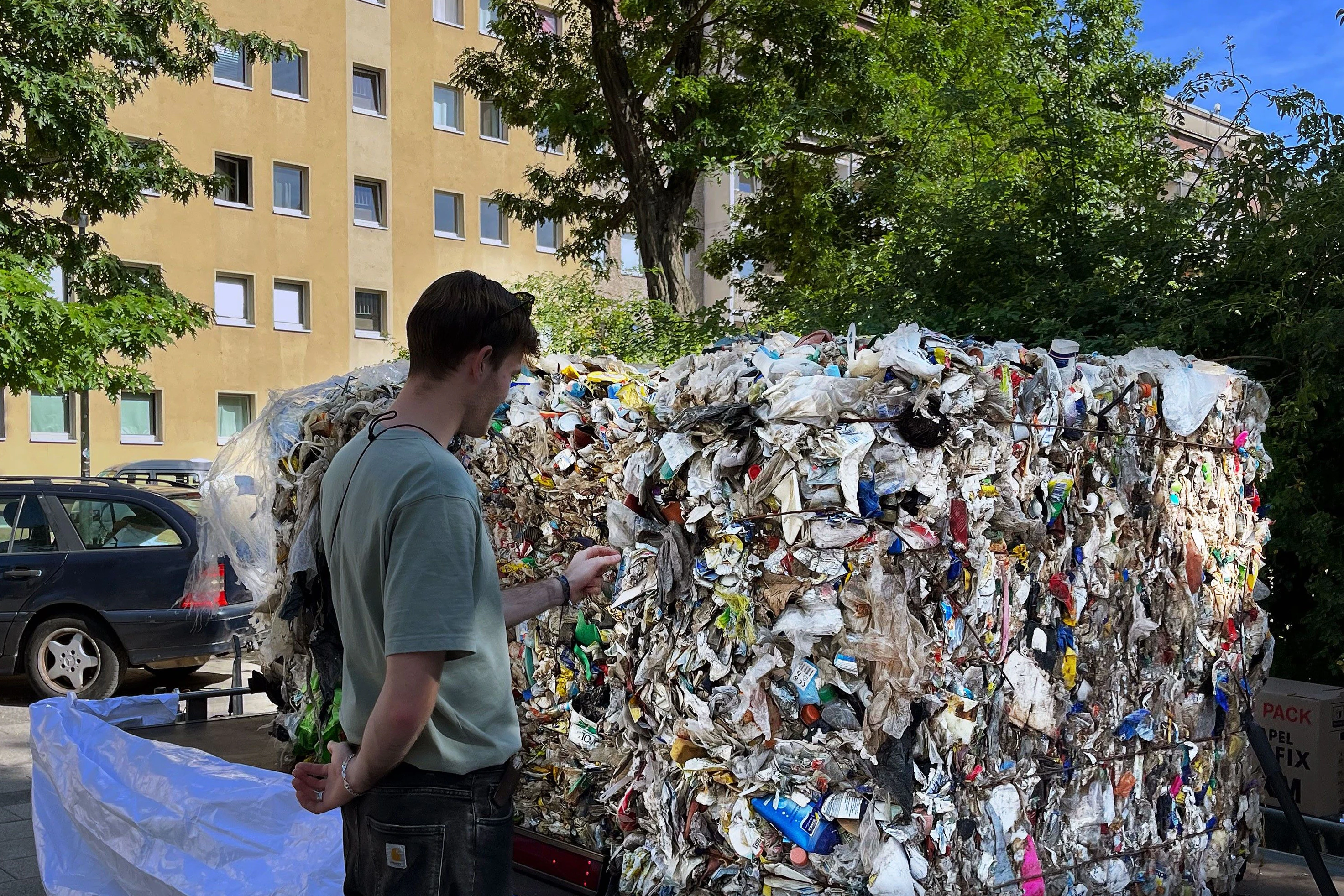 Am Samstag landet er abermals am Rosa-Luxemburg-Platz: Das Plastik-Trash-Ungetüm von einer wilden Deponie bei Berlin
