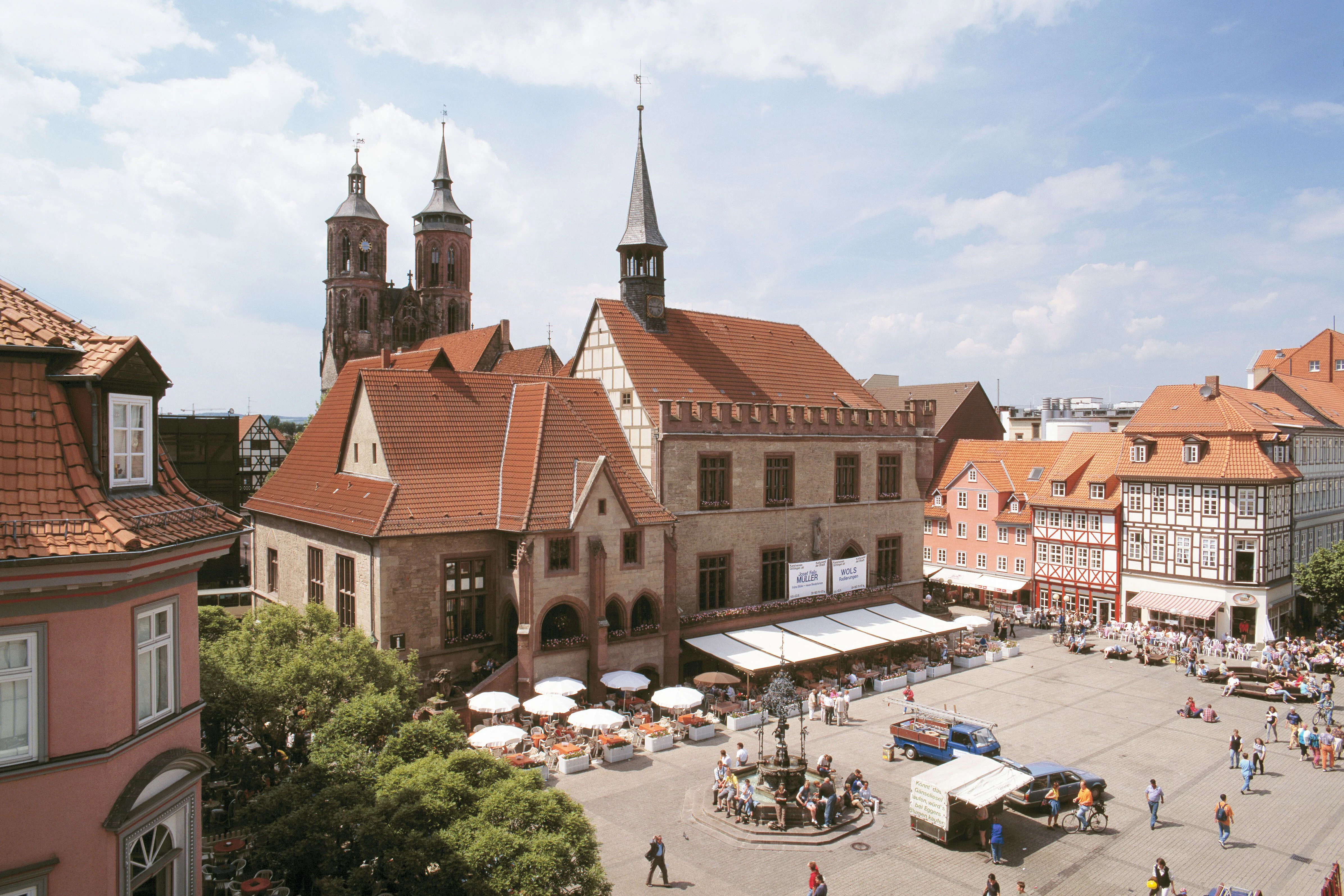 Die Göttinger Rathaus im Sommer