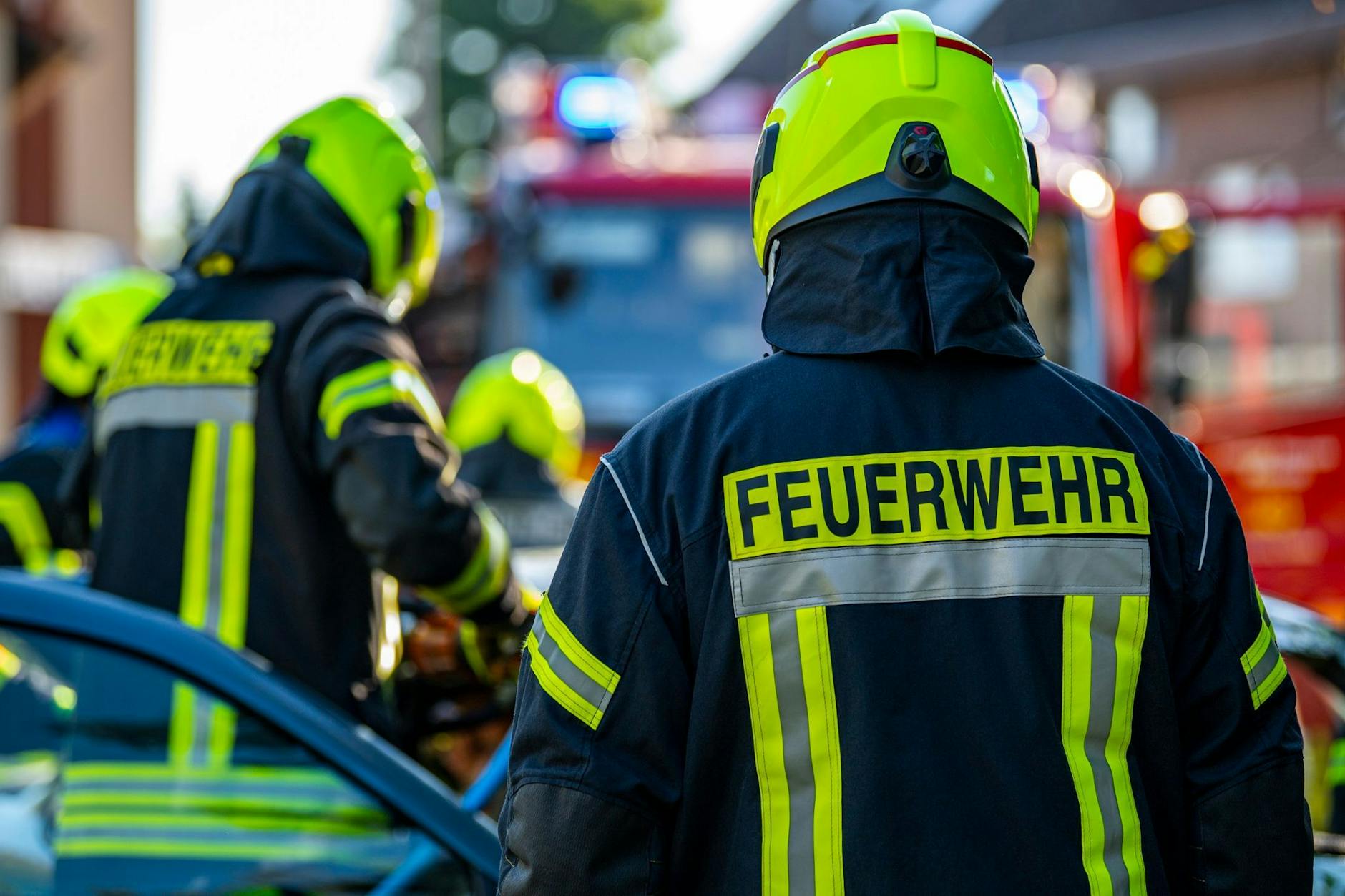 ARCHIV - Einsatzkräfte der Feuerwehr bei einem Übungseinsatz.