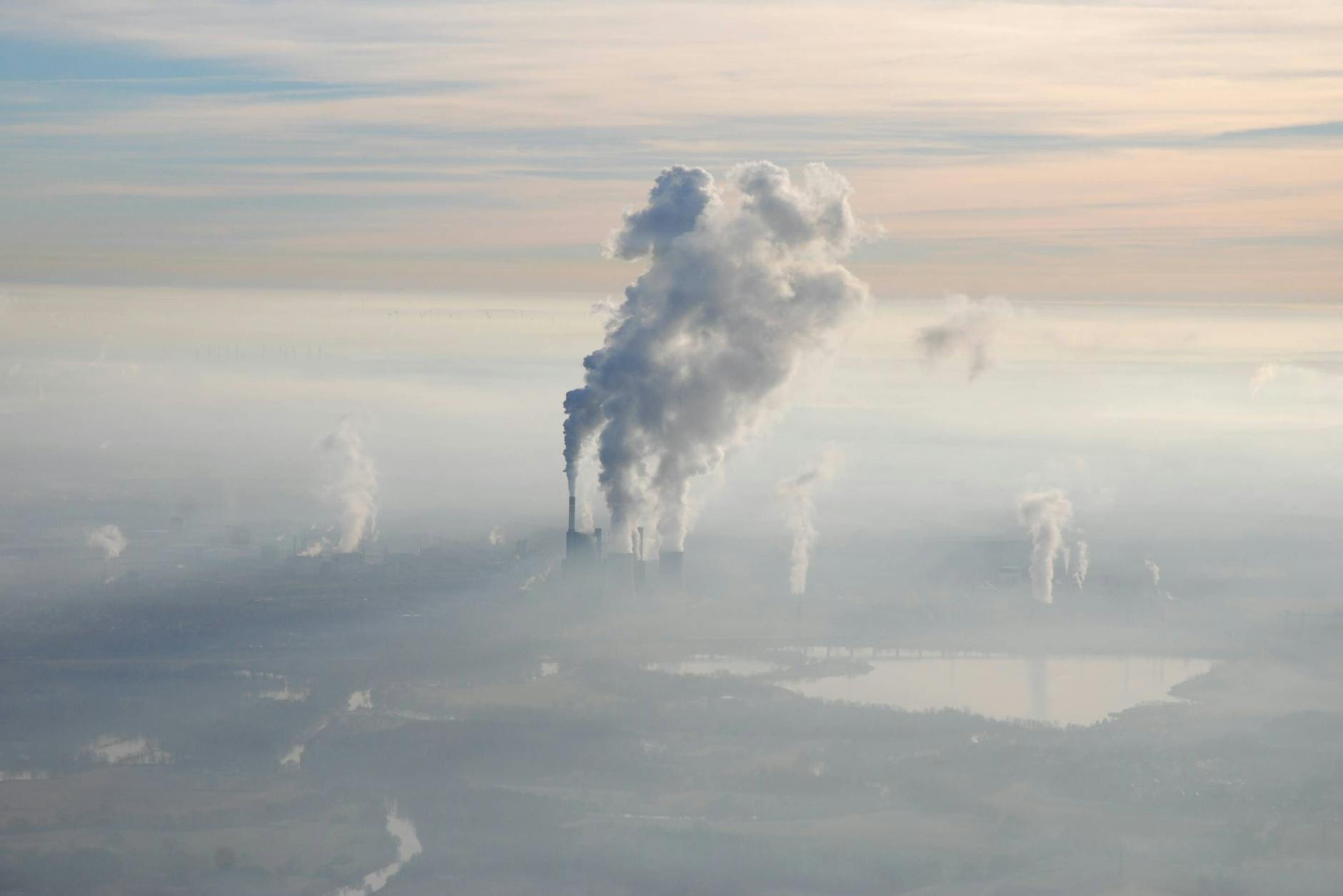 Dichter Nebel über einer Landschaft.