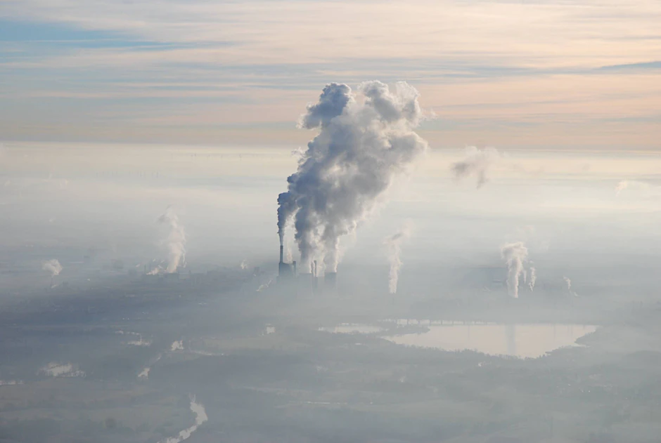 Dichter Nebel über einer Landschaft.