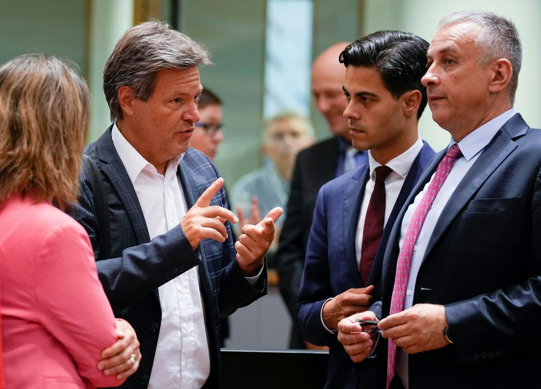 dpatopbilder - Wirtschaftsminister Robert Habeck (2.v.l) zusammen mit der spanischen Ministerin für den ökologischen Übergang Teresa Ribera Rodriguez (l), dem niederländischen Klimaminister Rob Jetten und dem tschechischen Minister für Industrie und Handel Josef Sikela.