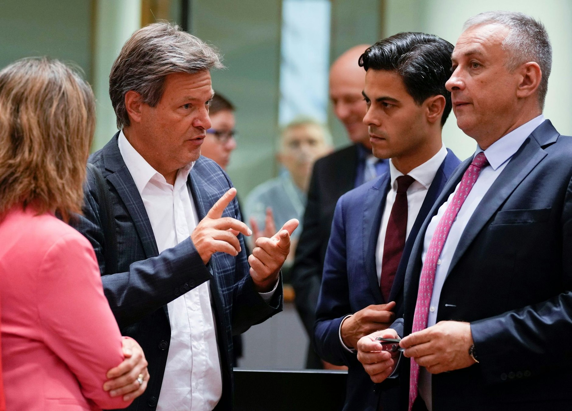 dpatopbilder - Wirtschaftsminister Robert Habeck (2.v.l) zusammen mit der spanischen Ministerin für den ökologischen Übergang Teresa Ribera Rodriguez (l), dem niederländischen Klimaminister Rob Jetten und dem tschechischen Minister für Industrie und Handel Josef Sikela.  