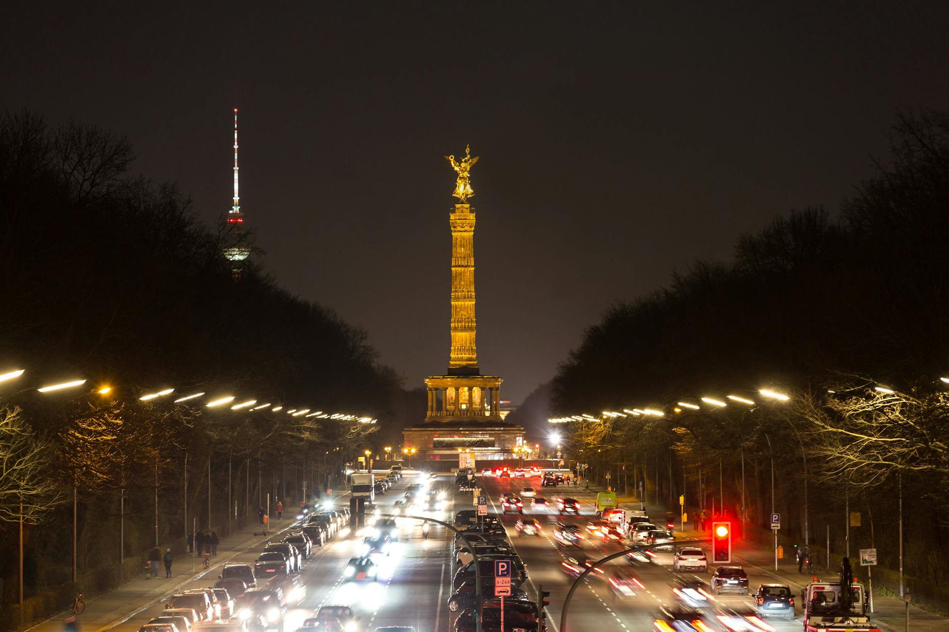 Die Berliner Siegessäule bei Nacht (Archivbild)