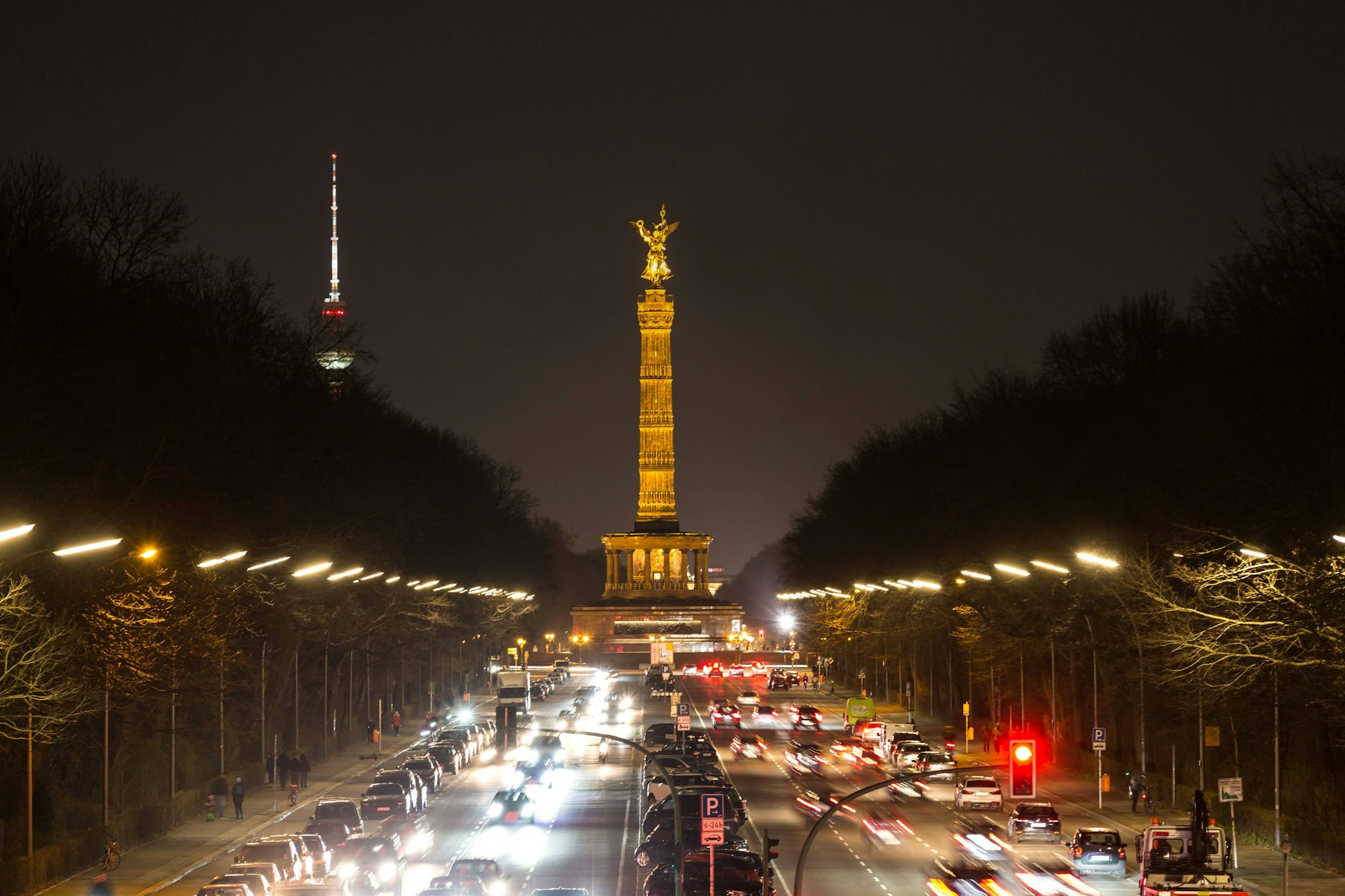 Die Berliner Siegessäule bei Nacht (Archivbild)