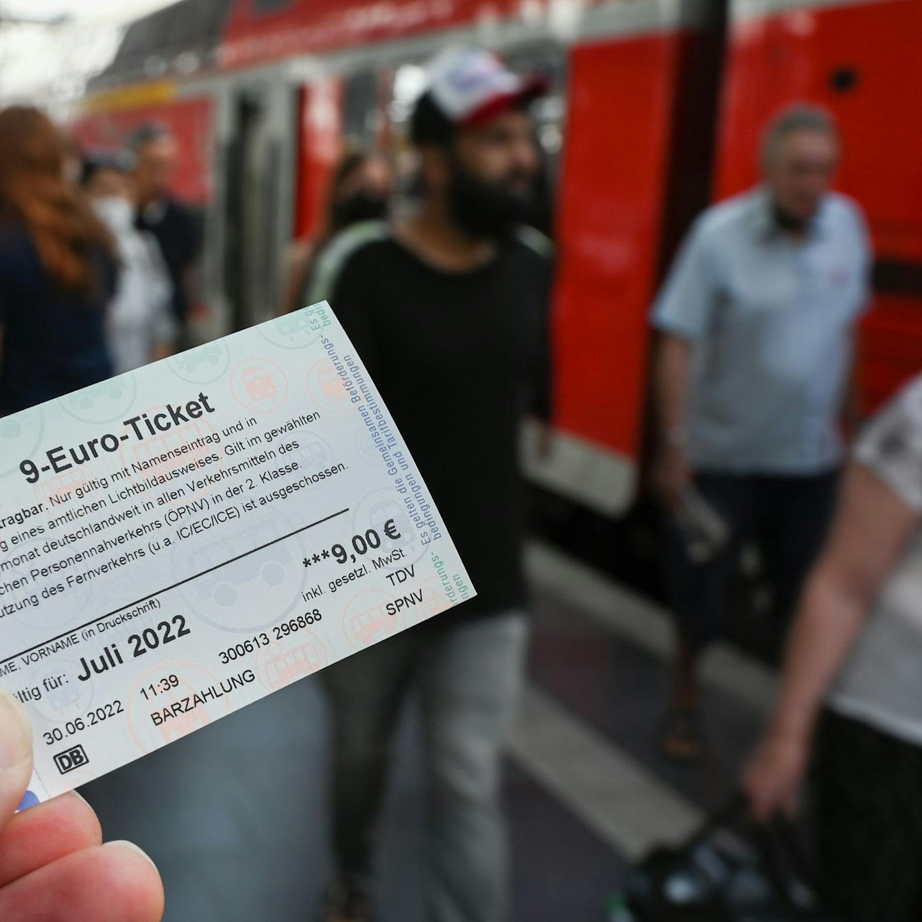 Streit um 9-Euro-Ticket, Bahn-Gewerkschaften wollen Fortführung verhindern: „Nahverkehr gibt es nicht für umsonst“
