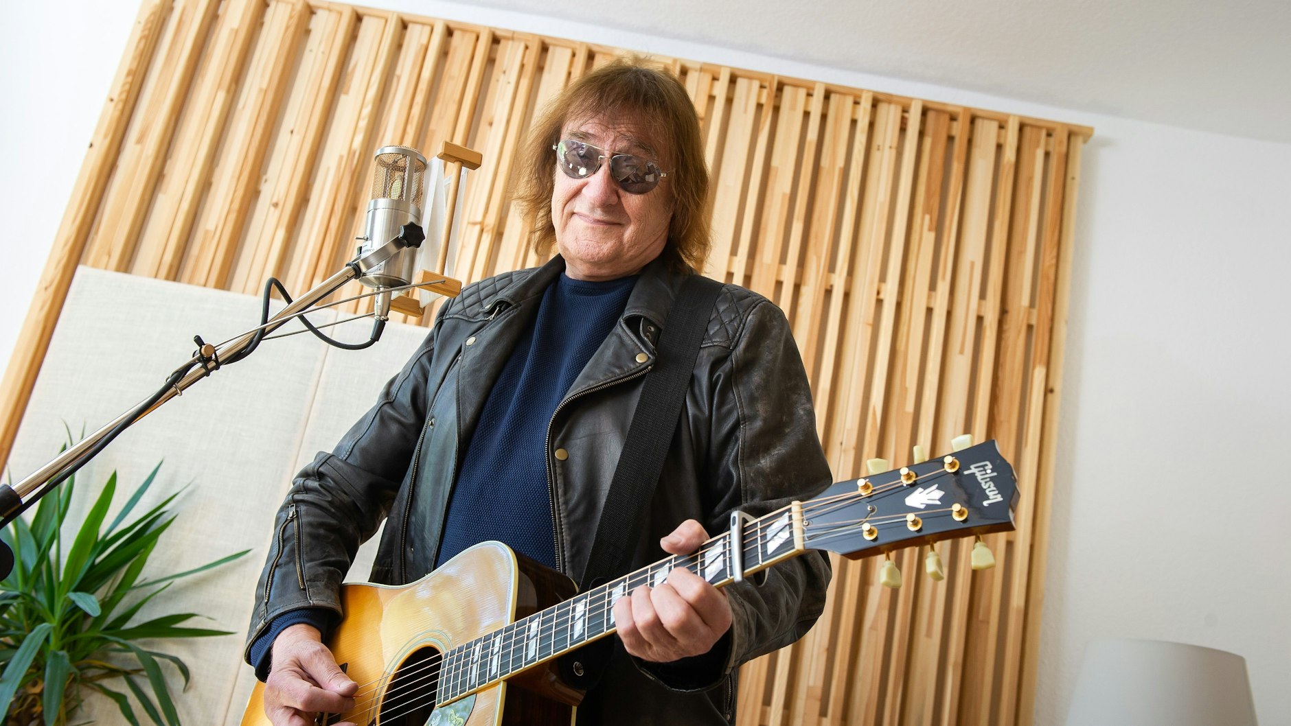 In einem Tonstudio nahe des Orankesees hat Dieter „Maschine“ Birr seine neuen Songs aufgenommen.