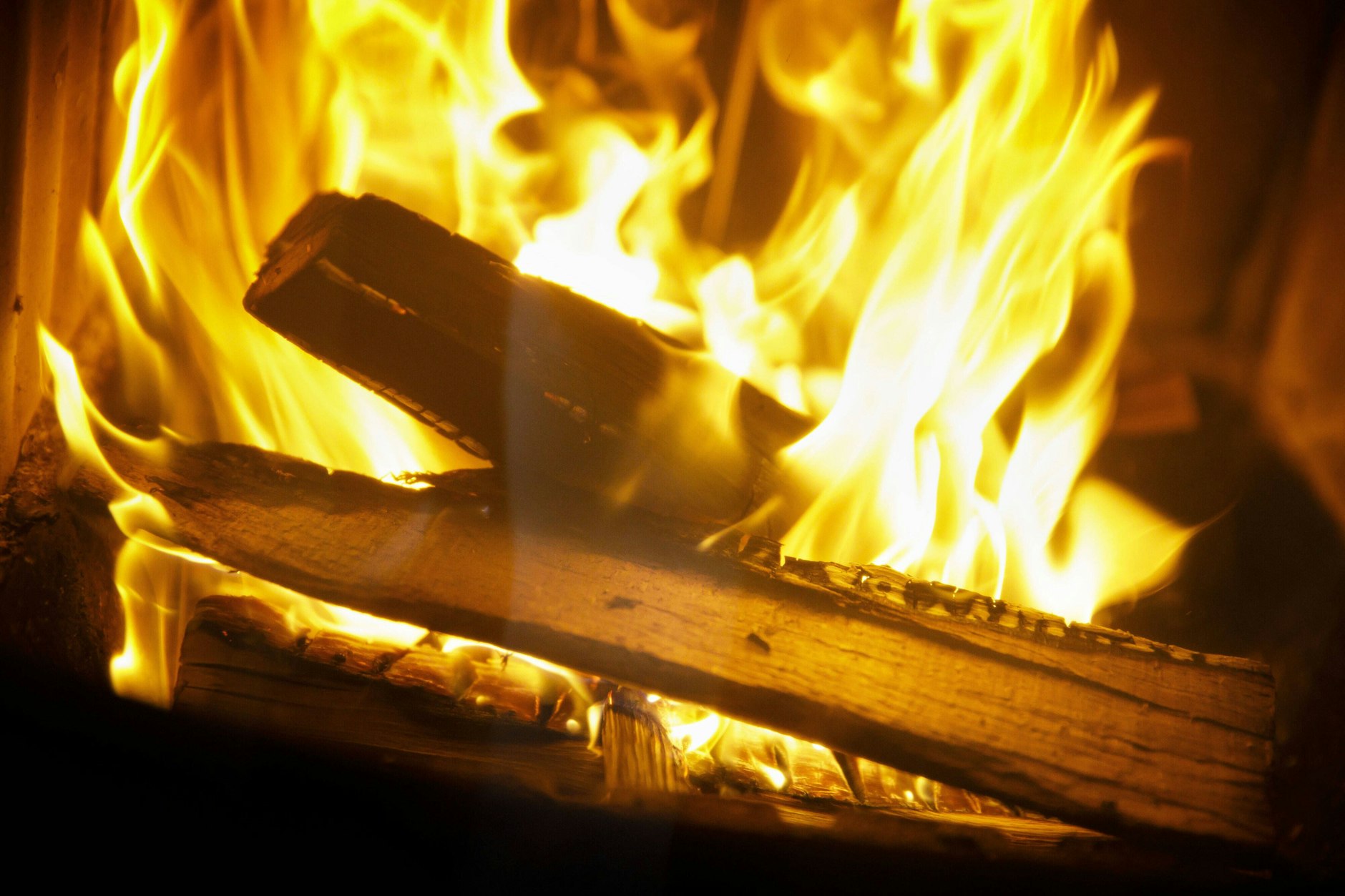 Ein Ofenfeuer ist behaglich und sorgt für schnelle Wärme.