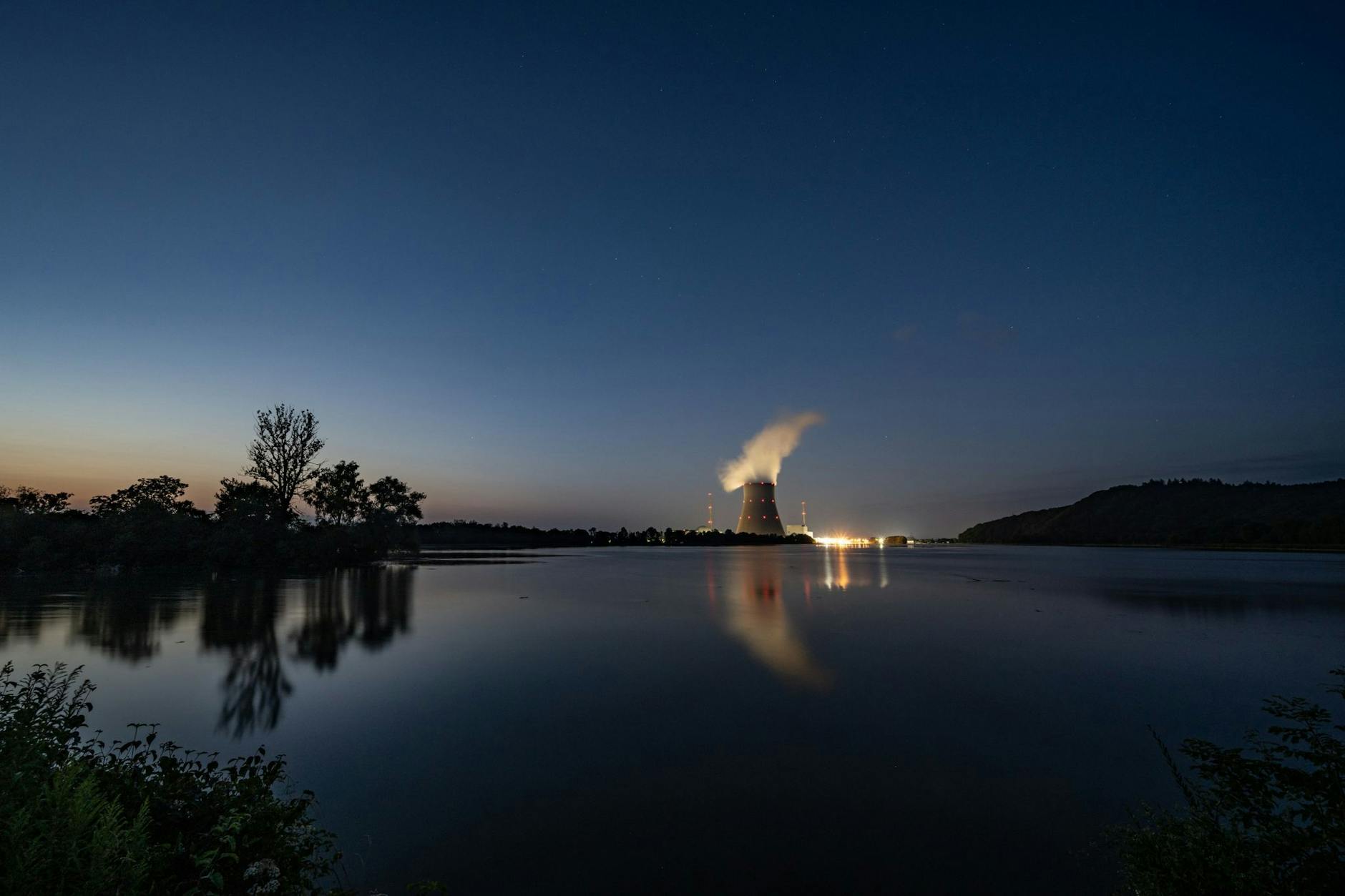 ARCHIV - Wasserdampf steigt aus dem Kühltum des Atomkraftwerks Isar 2.