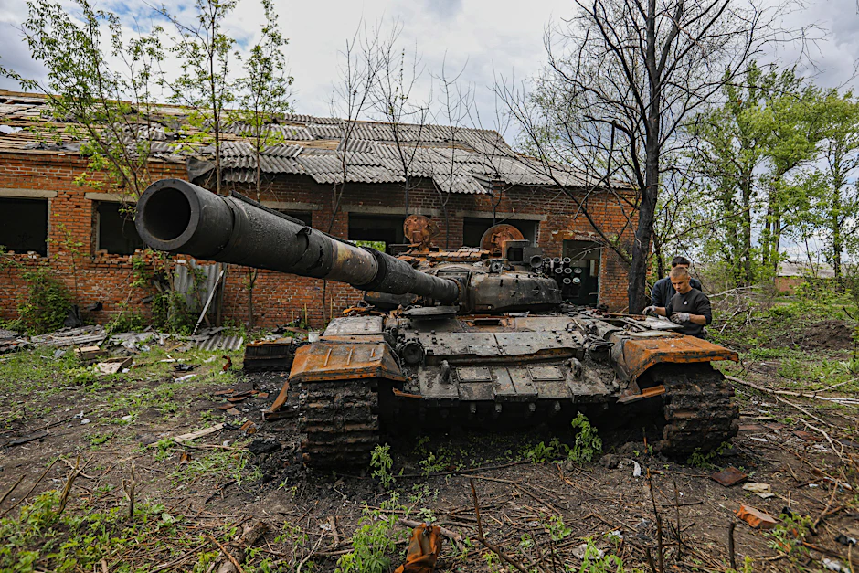 Ukraine: Zerstörter russischer Panzer östlich von Charkiw.