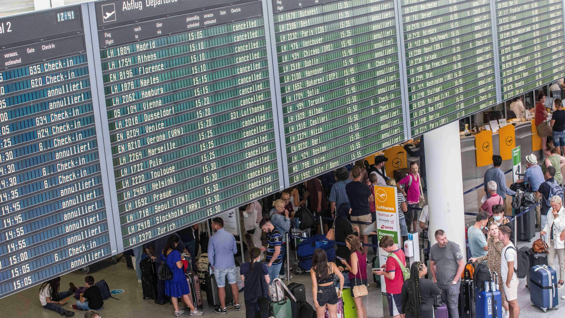 Lange Warteschlangen am Check-in am Münchner Flughafen am Mittwoch – wiederholen sich diese Szenen bald?