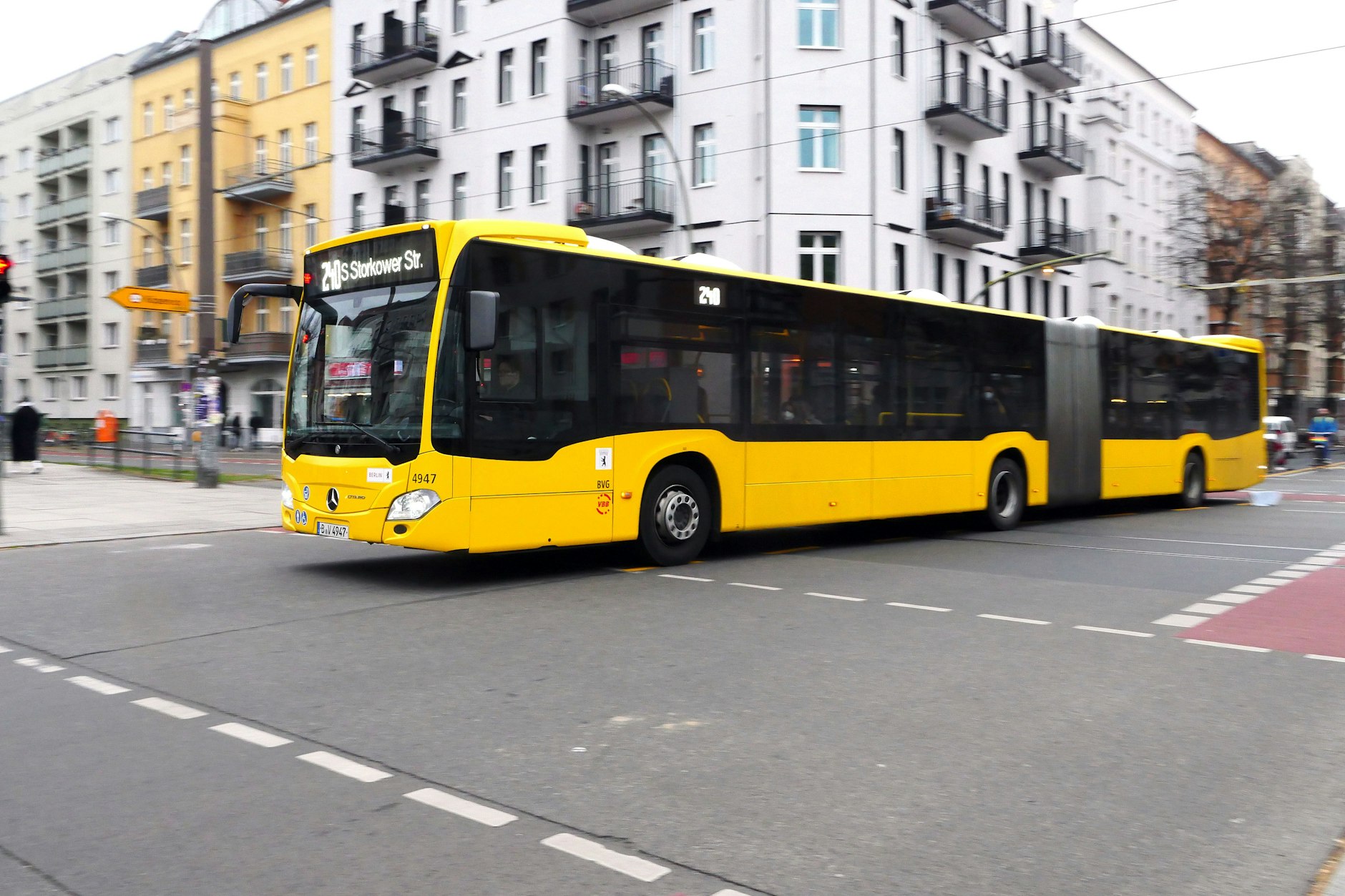 Ein BVG-Bus der Linie 240 unterwegs auf der Warschauer Straße.