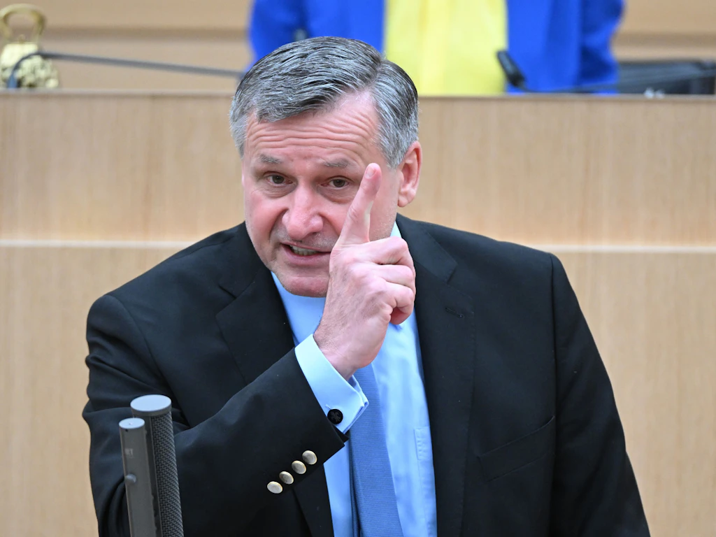 „Dich holt der Habeck“: FDP-Politiker warnt Sohn vor langem Duschen
