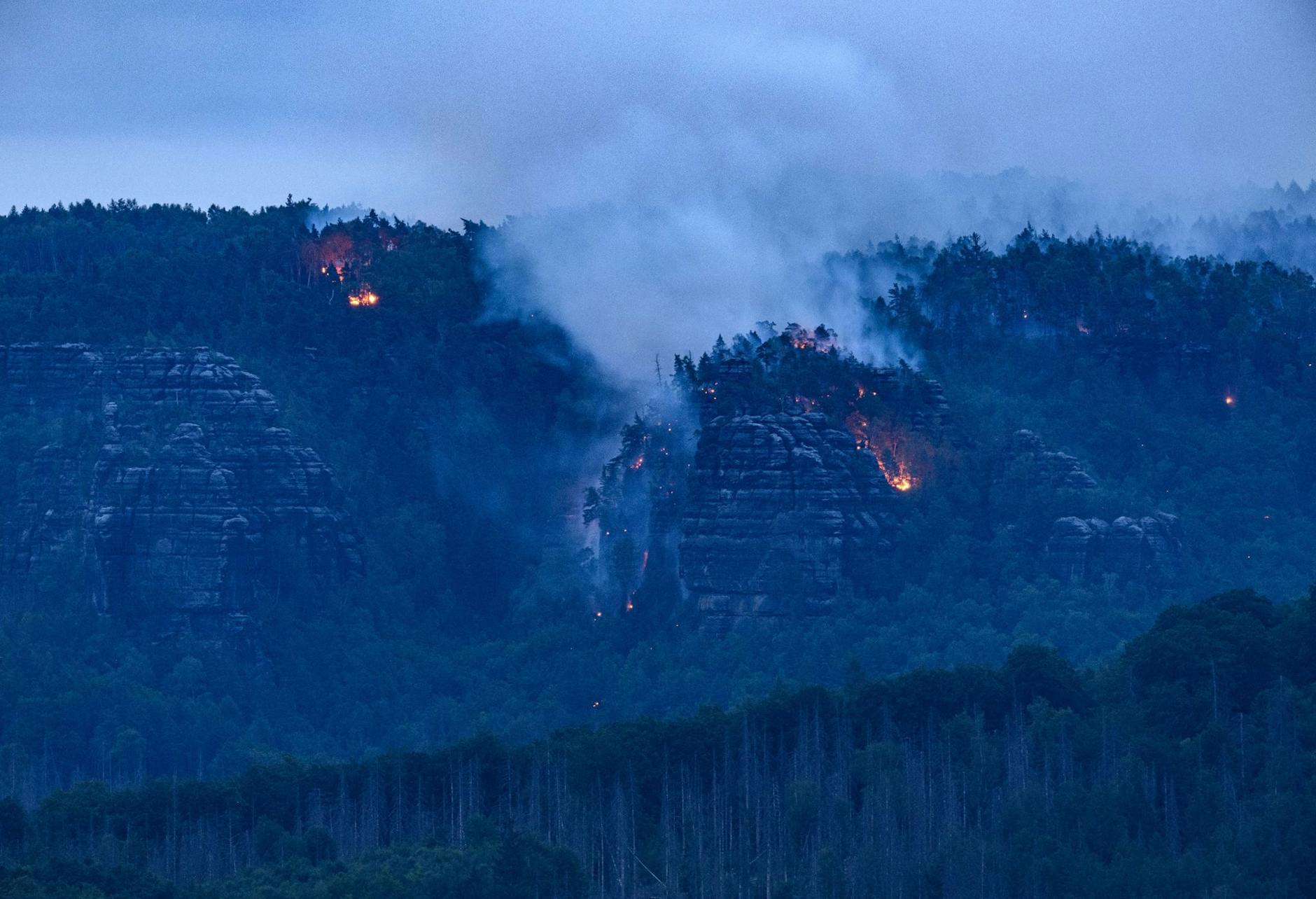 Feuer im Nationalpark Sächsische Schweiz: Weiterhin erschwert insbesondere die Topografie die Löscharbeiten.