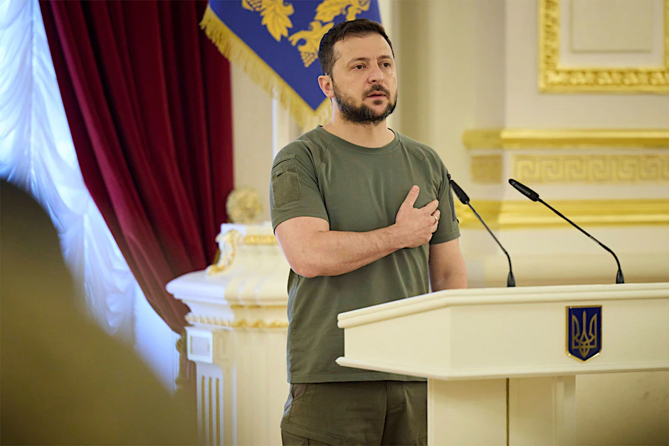 Der ukrainische Präsident Wolodymyr Selenskyj bei einem Treffen mit Militärangehörigen am 14. Juli in Kiew.