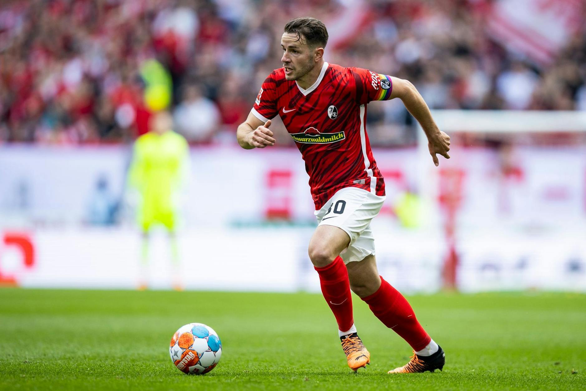 ARCHIV - Freiburgs Christian Günter treibt den Ball im Dribbling nach vorne.