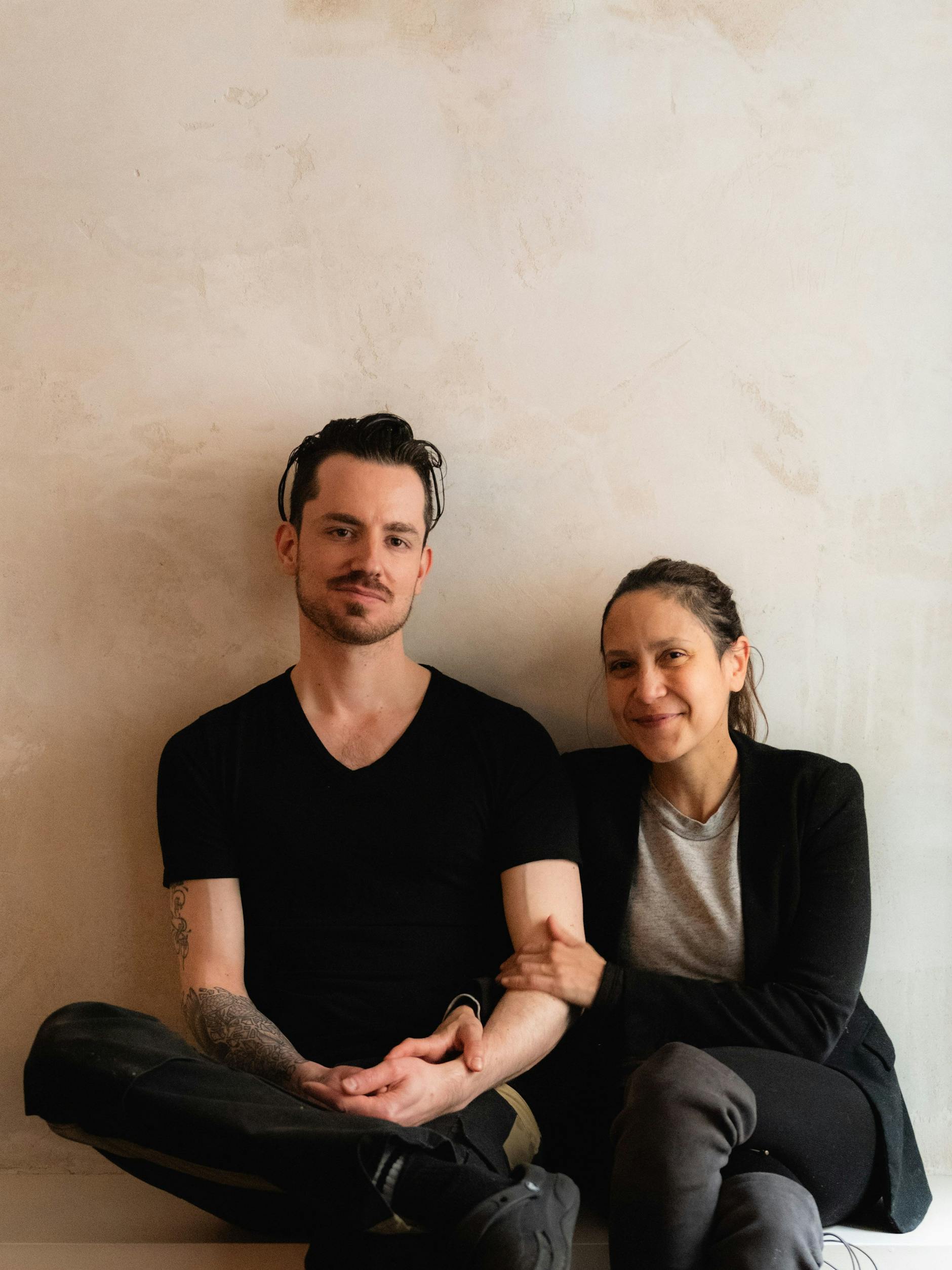 Schaukeln gleich zwei Babys: Simon Guitard und Fernanda Befi.