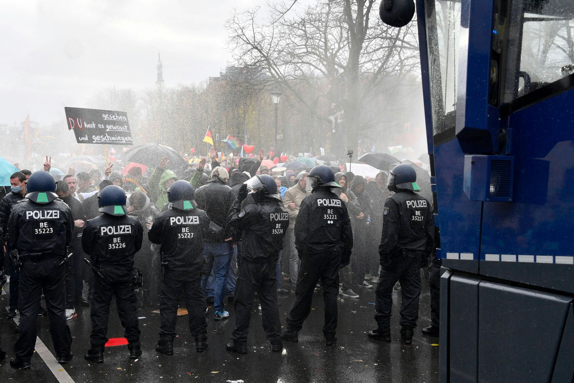 Tausende Demonstranten protestieren am Brandenburger Tor und im Regierungsviertel Mitte November gegen die Corona-Politik der Regierung