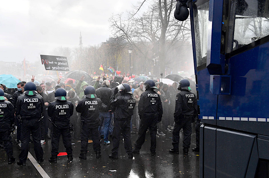 Tausende Demonstranten protestieren am Brandenburger Tor und im Regierungsviertel Mitte November gegen die Corona-Politik der Regierung