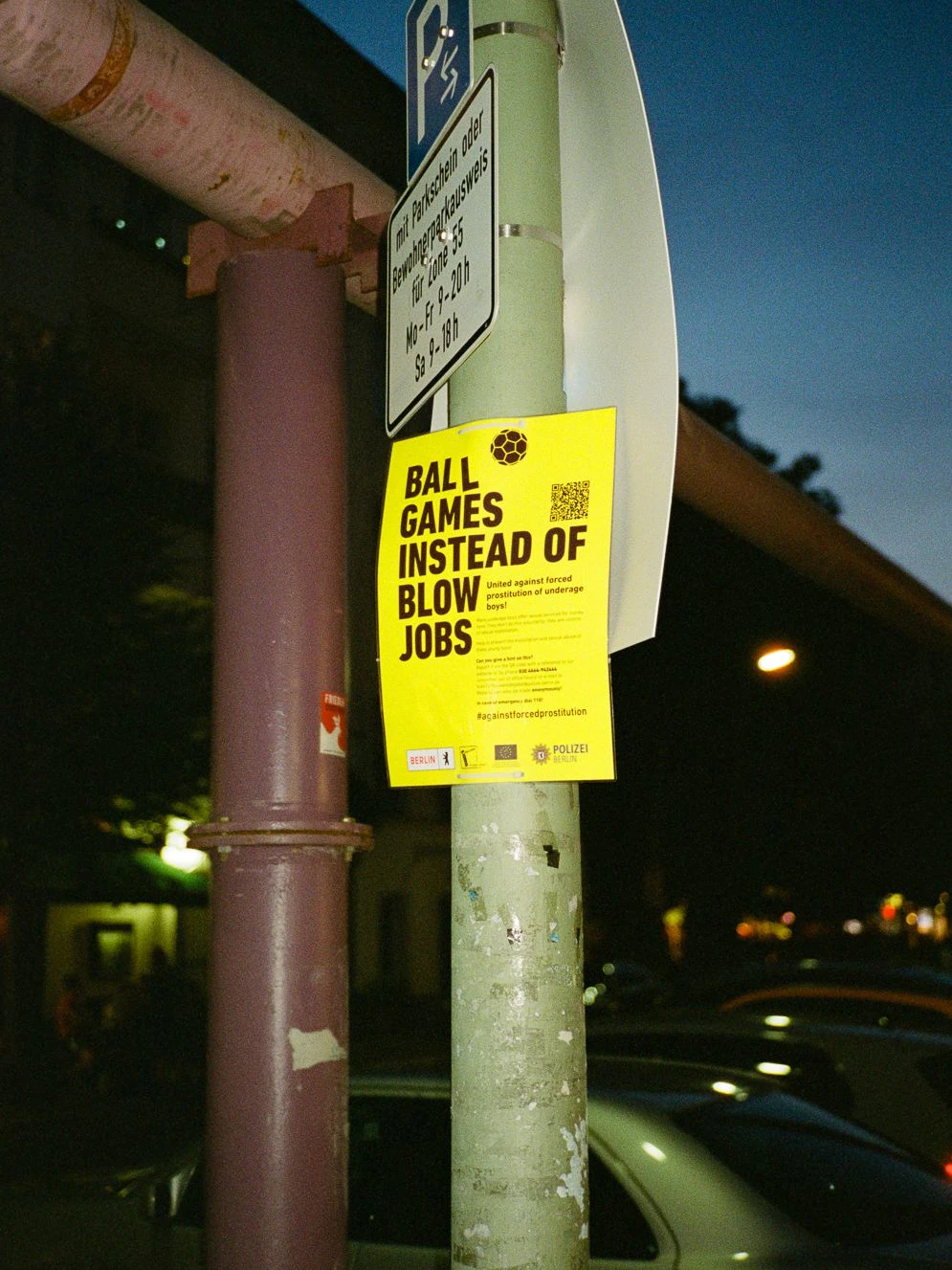 Das Plakat „Ball Games Instead Of Blow Jobs“ der Präventionskampagne der Polizei wird von Hilfsorganisationen kritisiert.