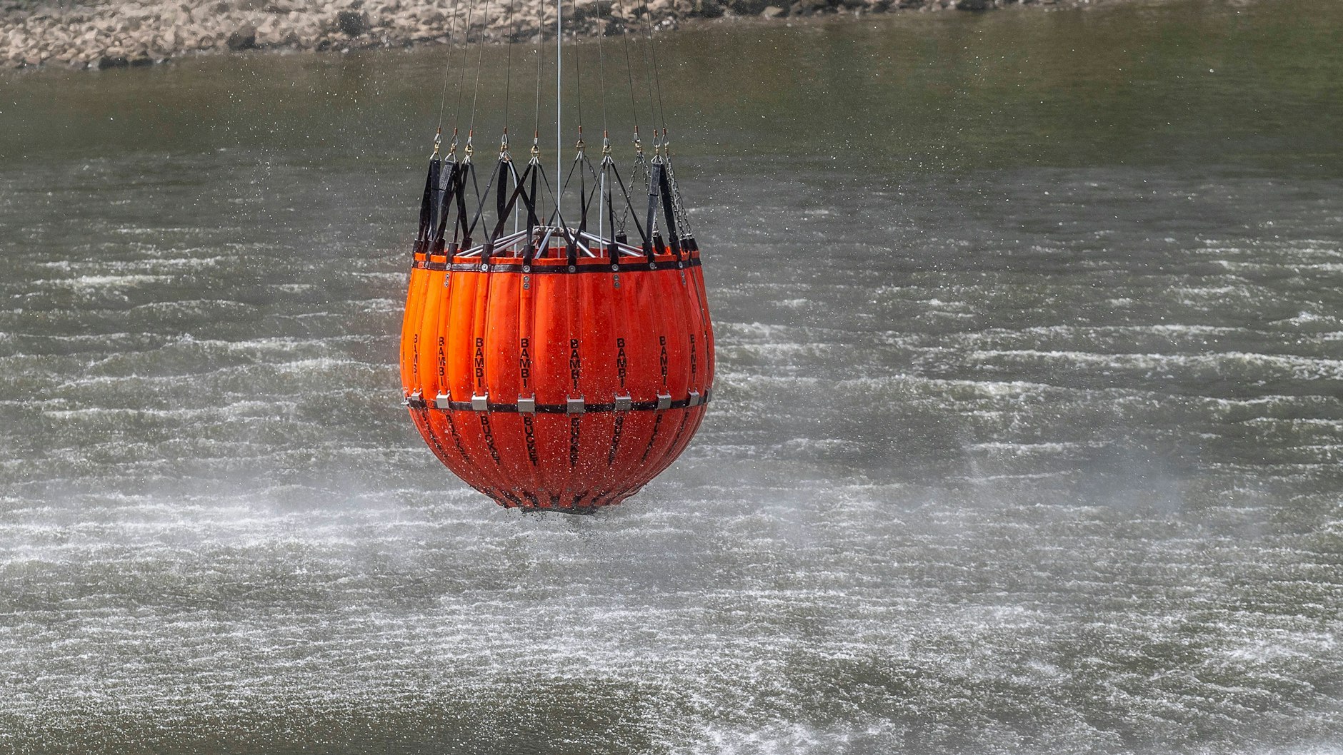 Im Nationalpark Böhmische Schweiz in Tschechien füllt ein Helikopter seinen Wasservorrat im sogenannten Bambi Bucket auf.