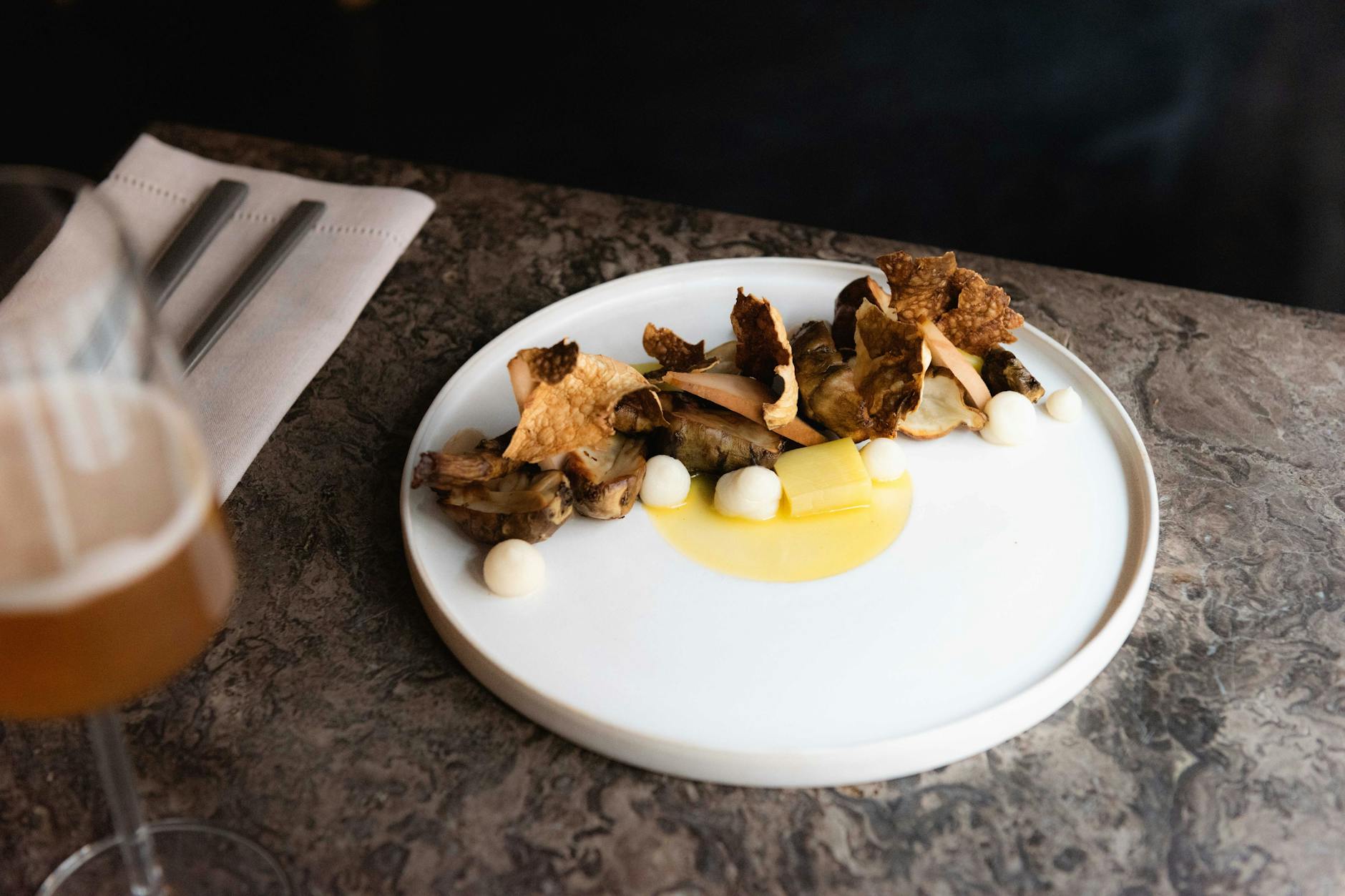 Sieht gut aus: Topinambur, dazu eingelegte Birne, Hühnchen-Consommé und braune Butter.