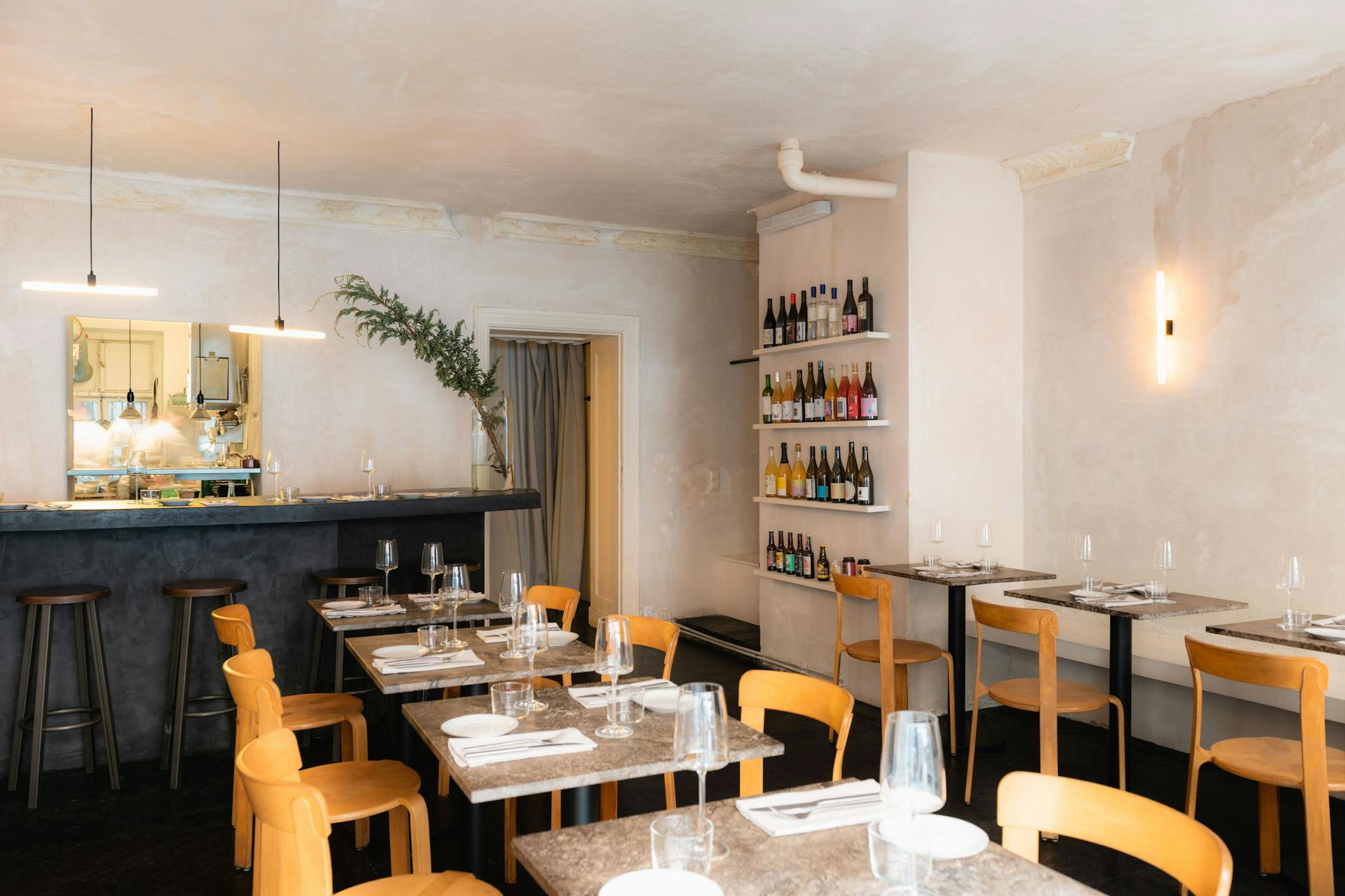 Man kennt das ja: Auf den ersten Blick wirkt Holly wie so ziemlich jede andere Gastrobar in Neukölln.