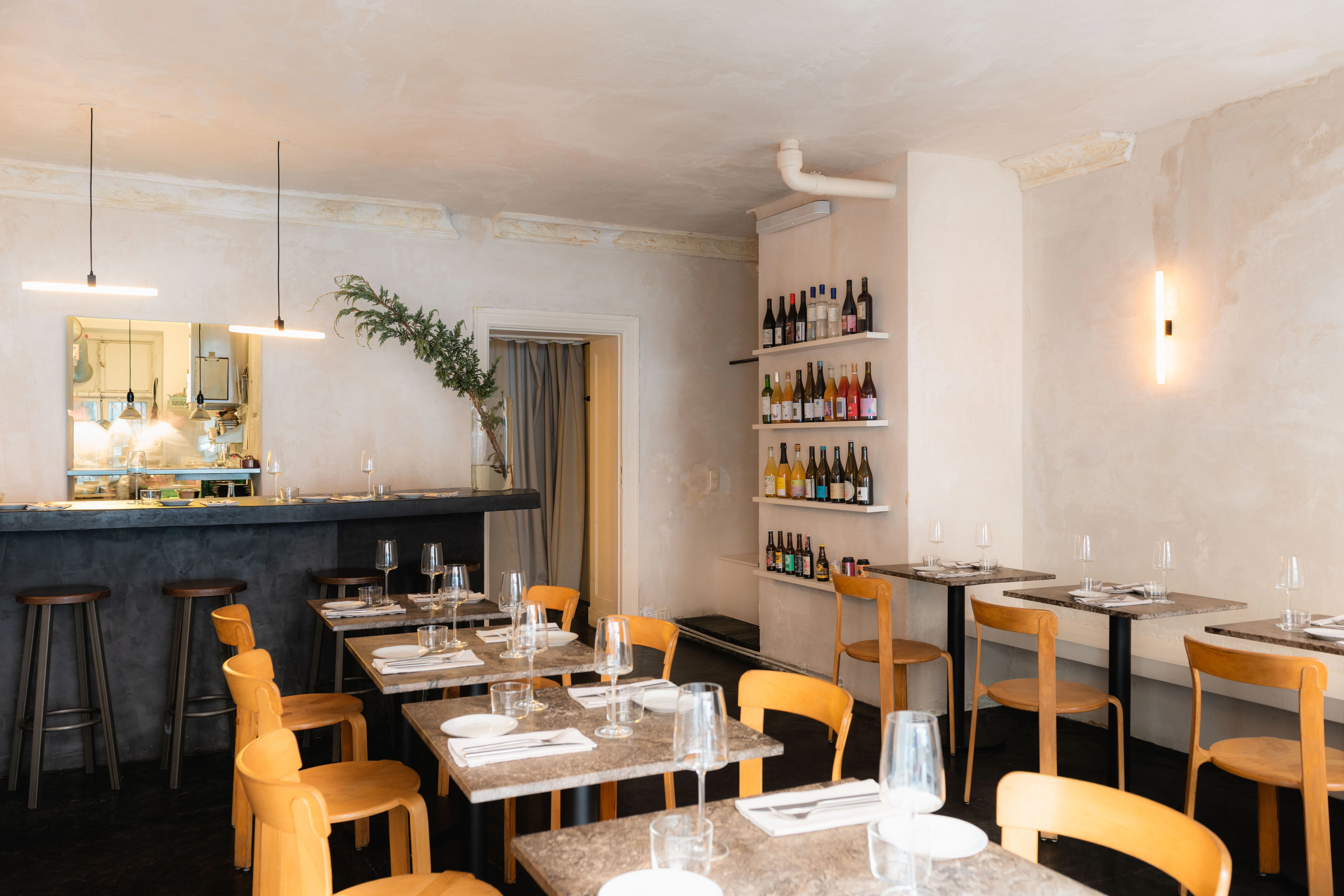 Man kennt das ja: Auf den ersten Blick wirkt Holly wie so ziemlich jede andere Gastrobar in Neukölln.