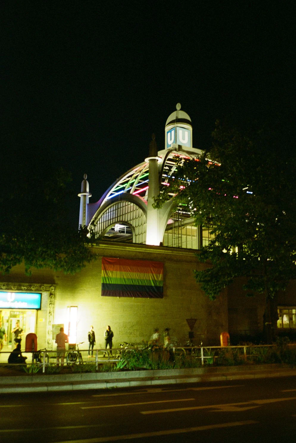 Am Nollendorfplatz in Schöneberg hängt eine Regenbogenfahne.