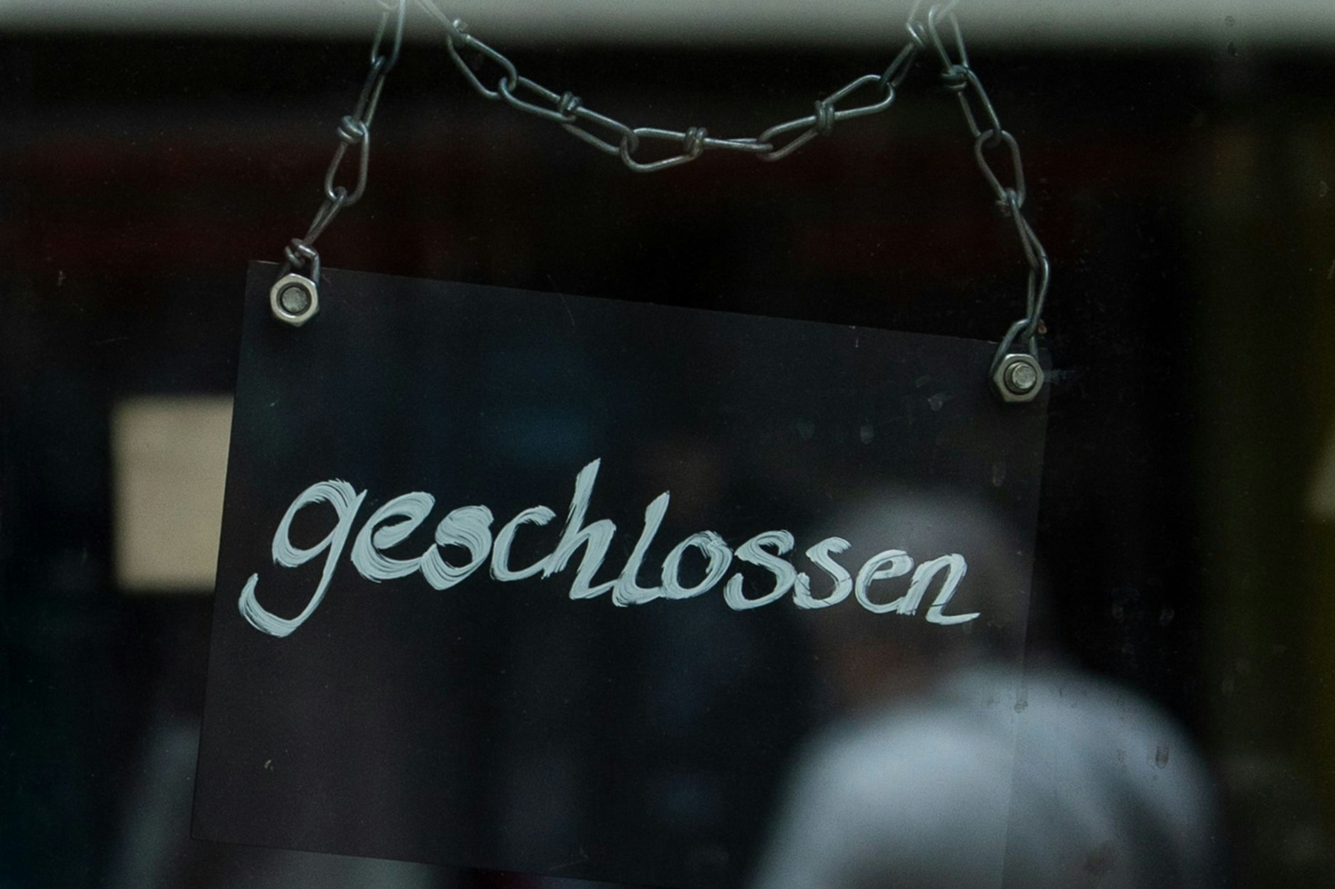 An einem Café hängt ein Schild mit der Aufschrift „geschlossen“. Auch der Personalmangel macht vielen Gastronomiebetrieben zu schaffen.