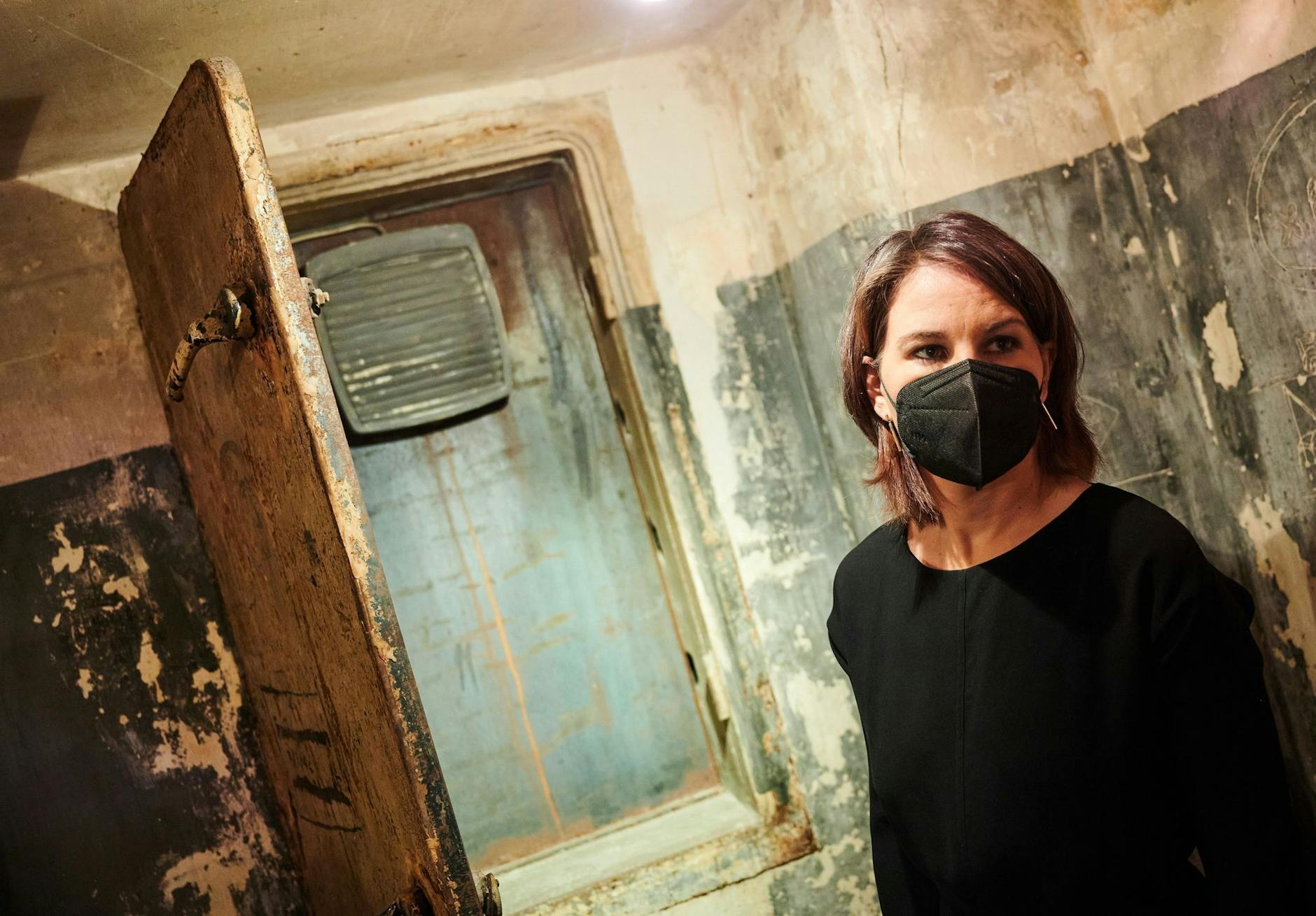 Annalena Baerbock besucht eine Gedenkstätte in der ehemaligen NS-Stadtkommandantur in Athen.