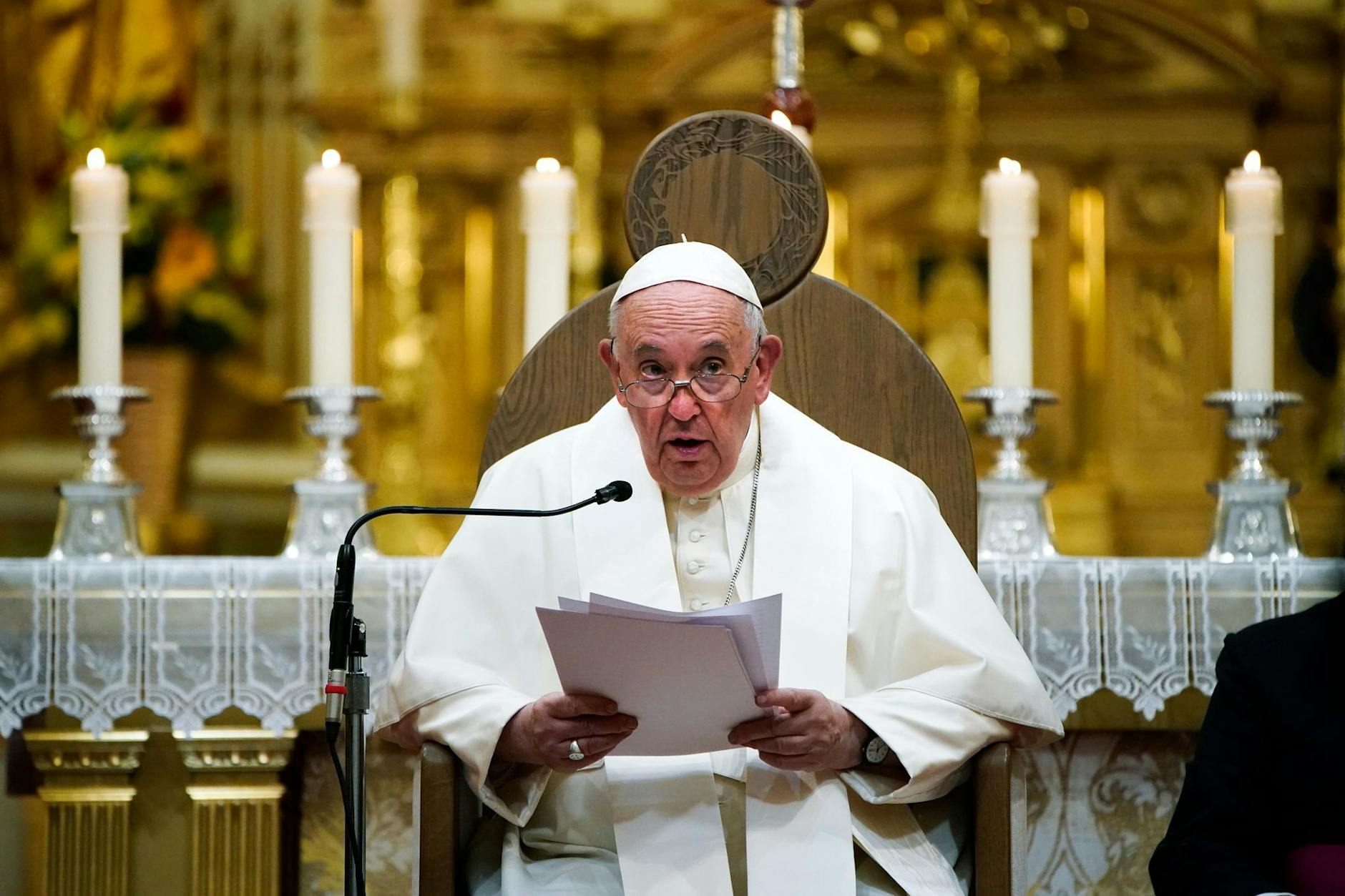 Papst Franziskus leitet einen Vespergottesdienst in der Kathedrale Notre Dame de Québec.