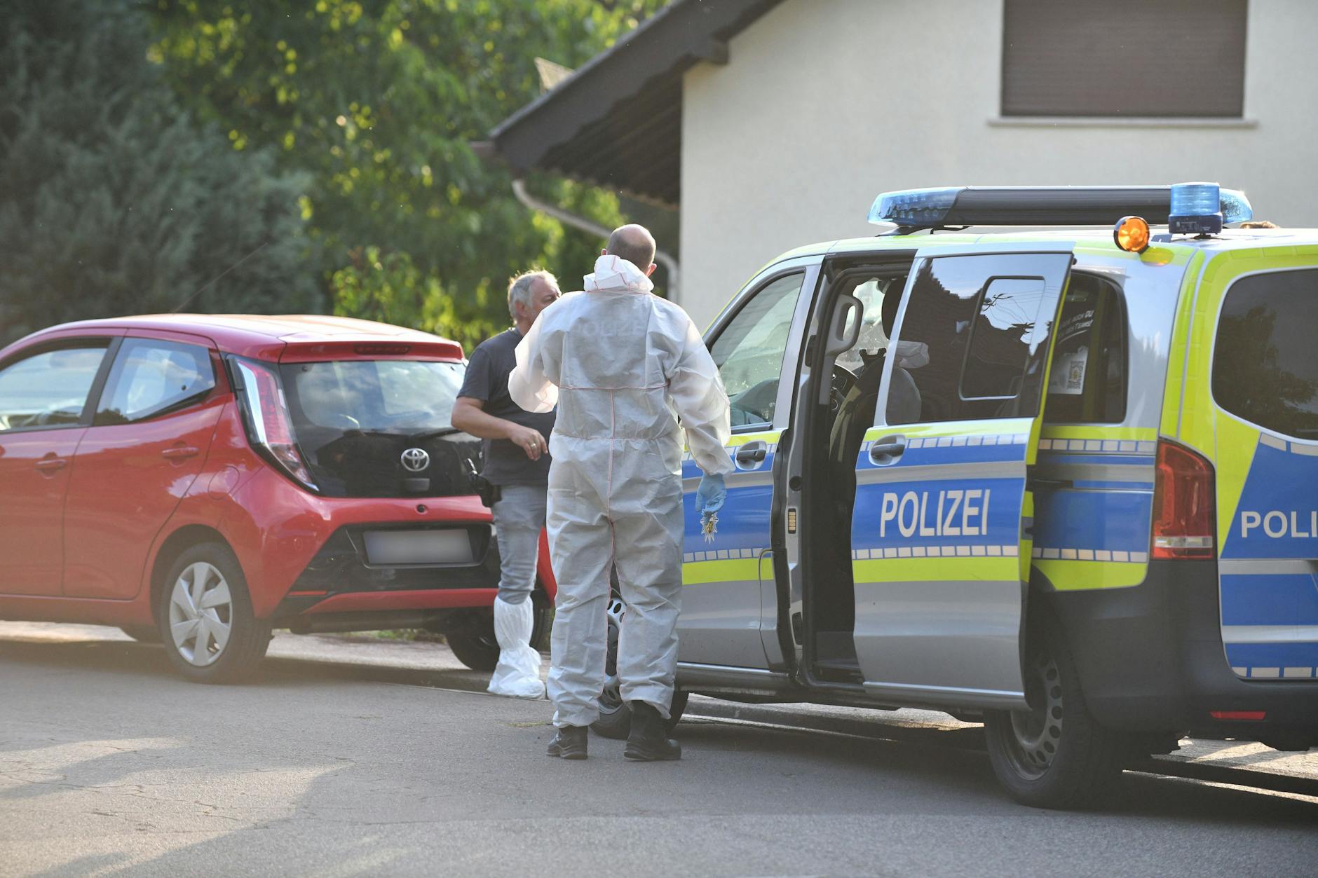 Saarland, Ottweiler: Einsatzkräfte der Polizei und Spurensicherung stehen vor einem Haus. Im Streit um eine Mietwohnung sind am Freitag im saarländischen Ottweiler zwei Menschen getötet und ein Mann verletzt worden.