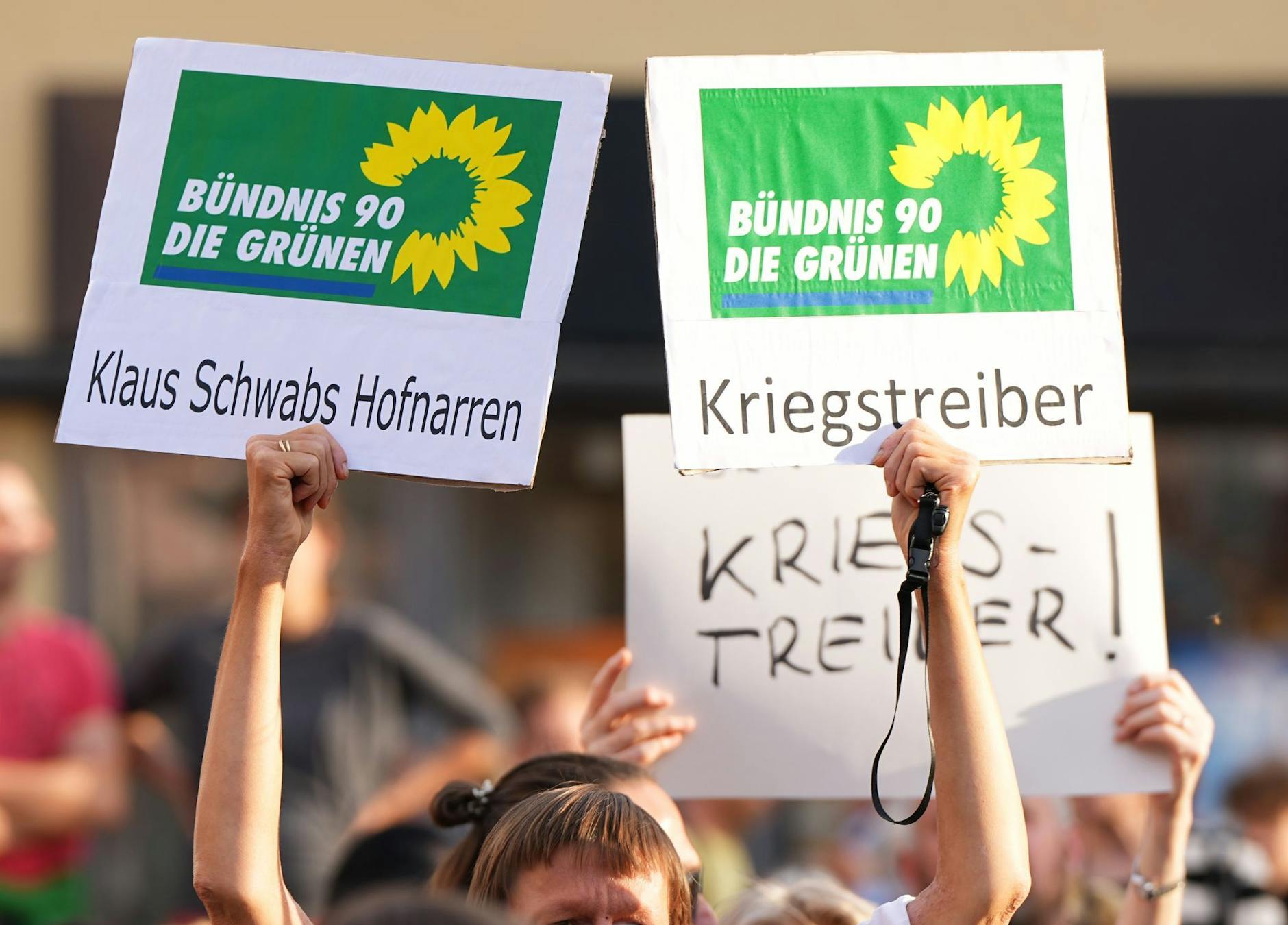 Demonstranten beim Bürgerdialog.