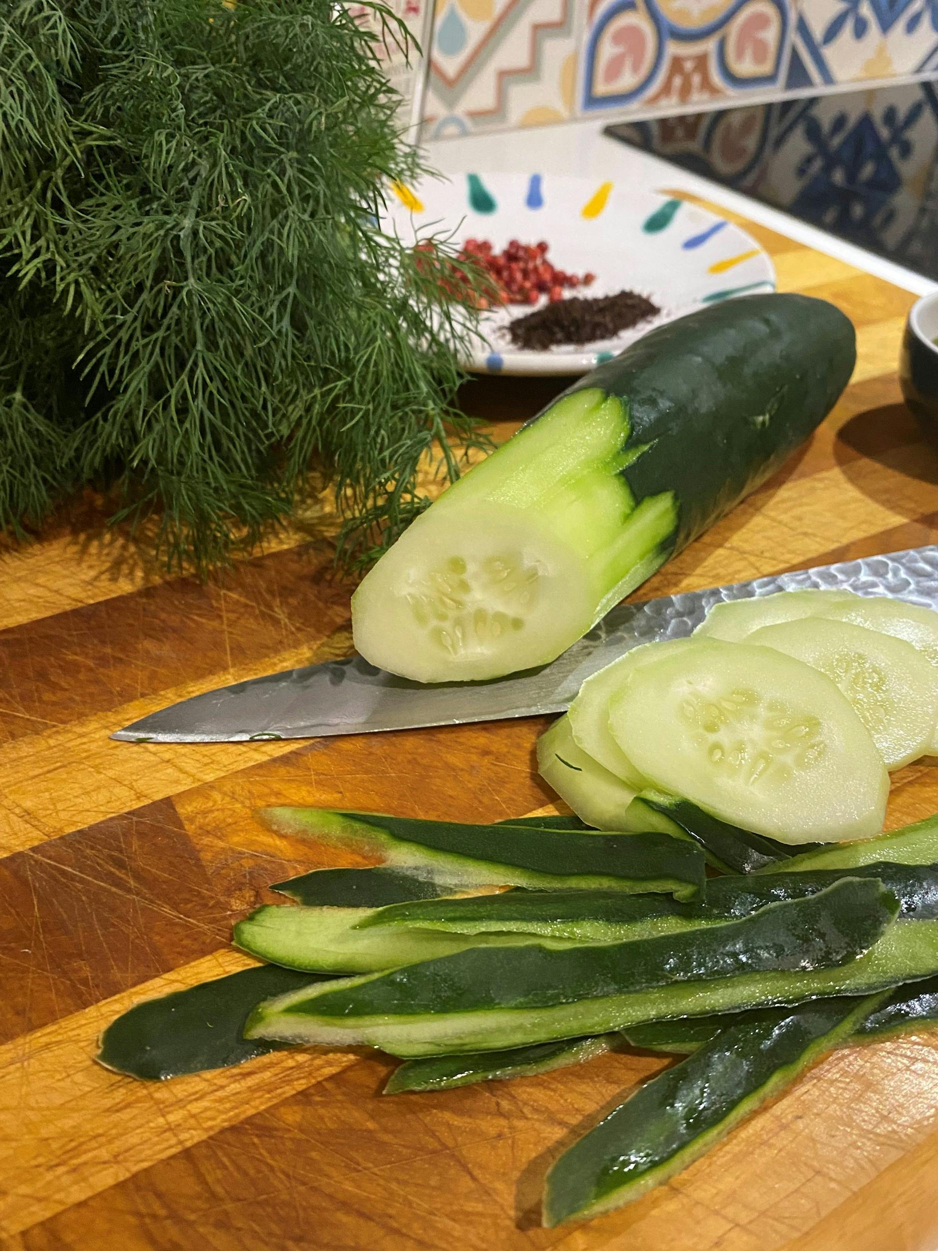 Frische Gurkenscheiben passen hervorragend zu weichem Ei!