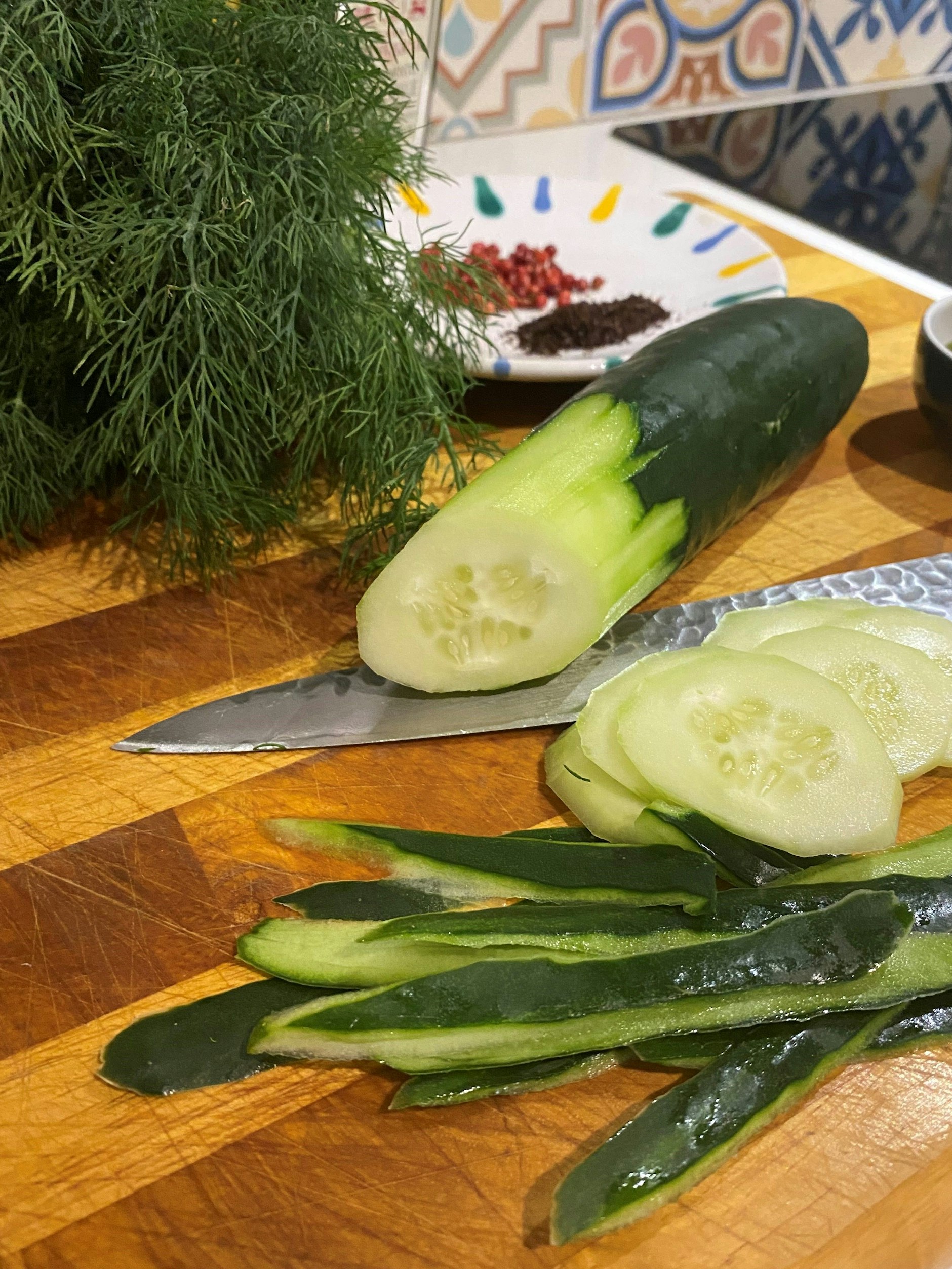 Frische Gurkenscheiben passen hervorragend zu weichem Ei!