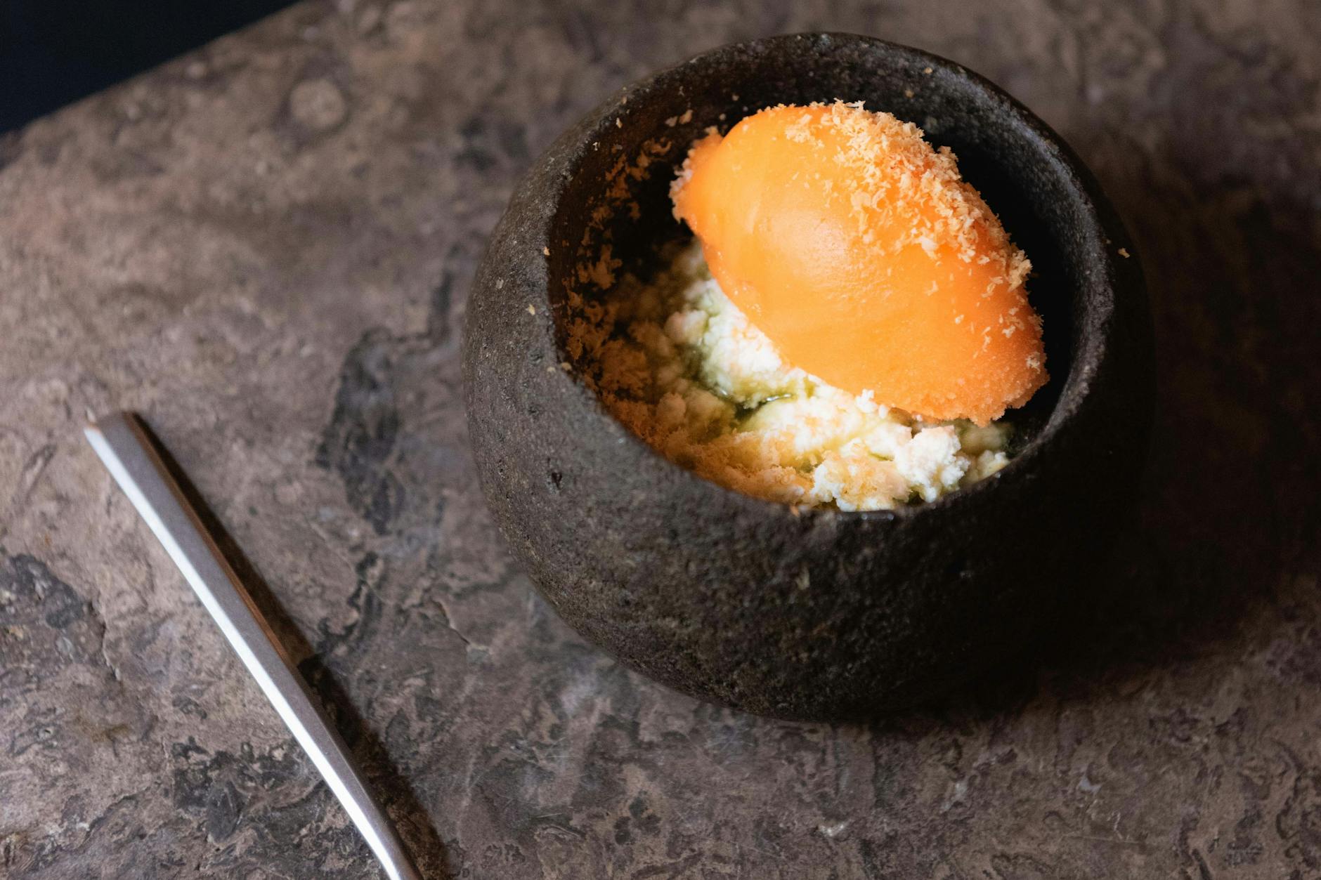 Im Holly kann man auch süß: Karotten- und Sanddornsorbet, süßer Ricotta, Koriandersirup, geröstete Kastanien.