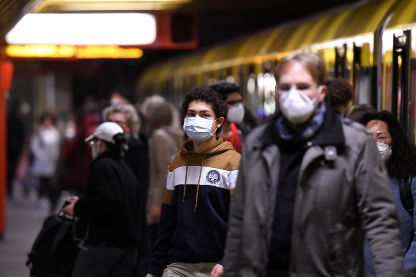 Berlin: Die Maskenpflicht in den Öffis soll im Corona-Herbst 2022 bestehen bleiben.