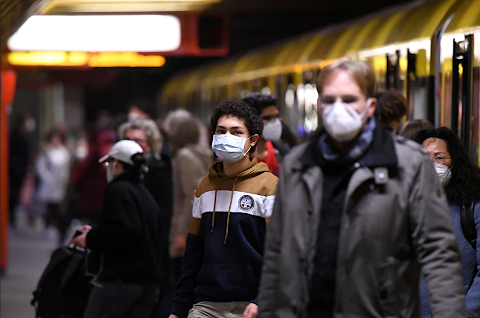 Berlin: Die Maskenpflicht in den Öffis soll im Corona-Herbst 2022 bestehen bleiben.