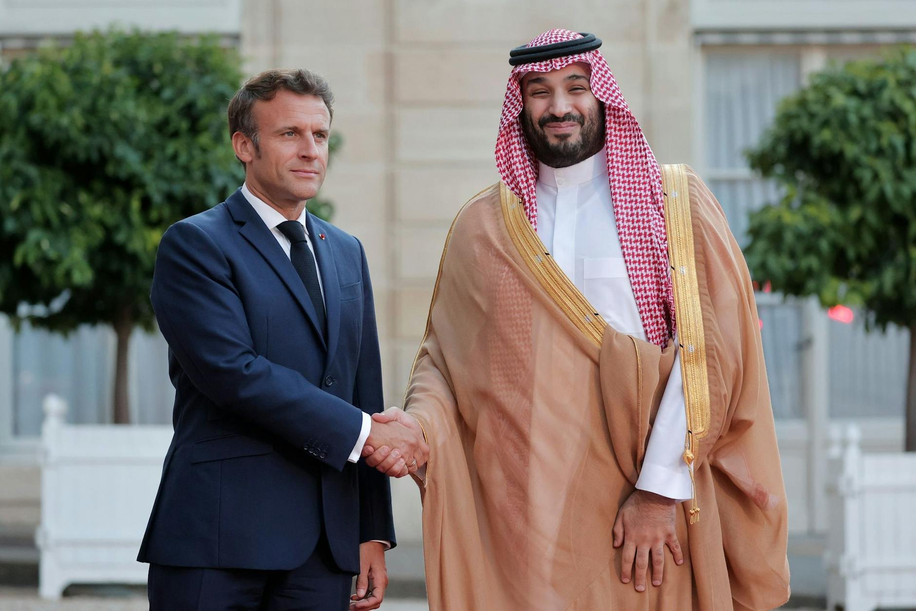 Emmanuel Macron empfängt Mohammed bin Salman.