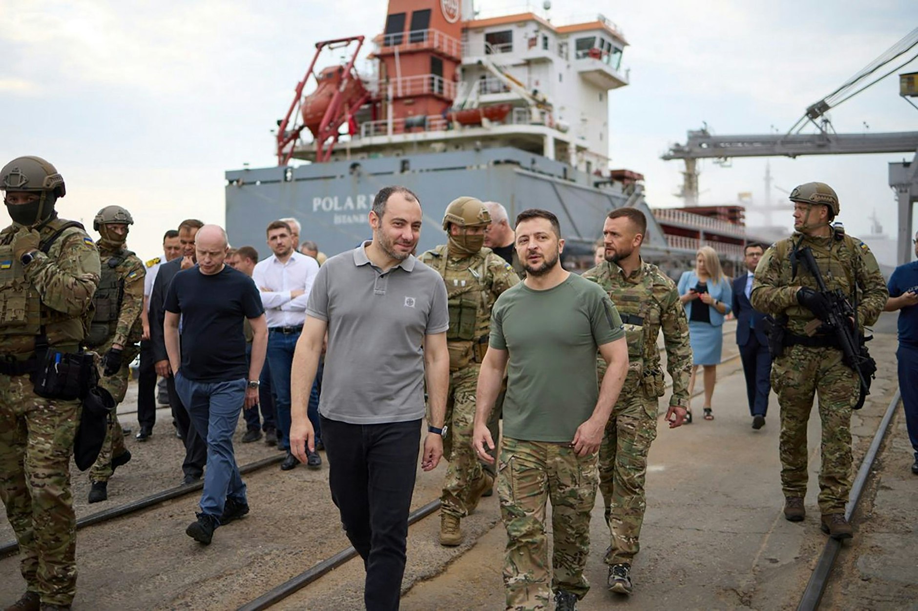 Wolodymyr Selenskyj (Bildmitte), Präsident der Ukraine, besucht einen Hafen in Chornomork.