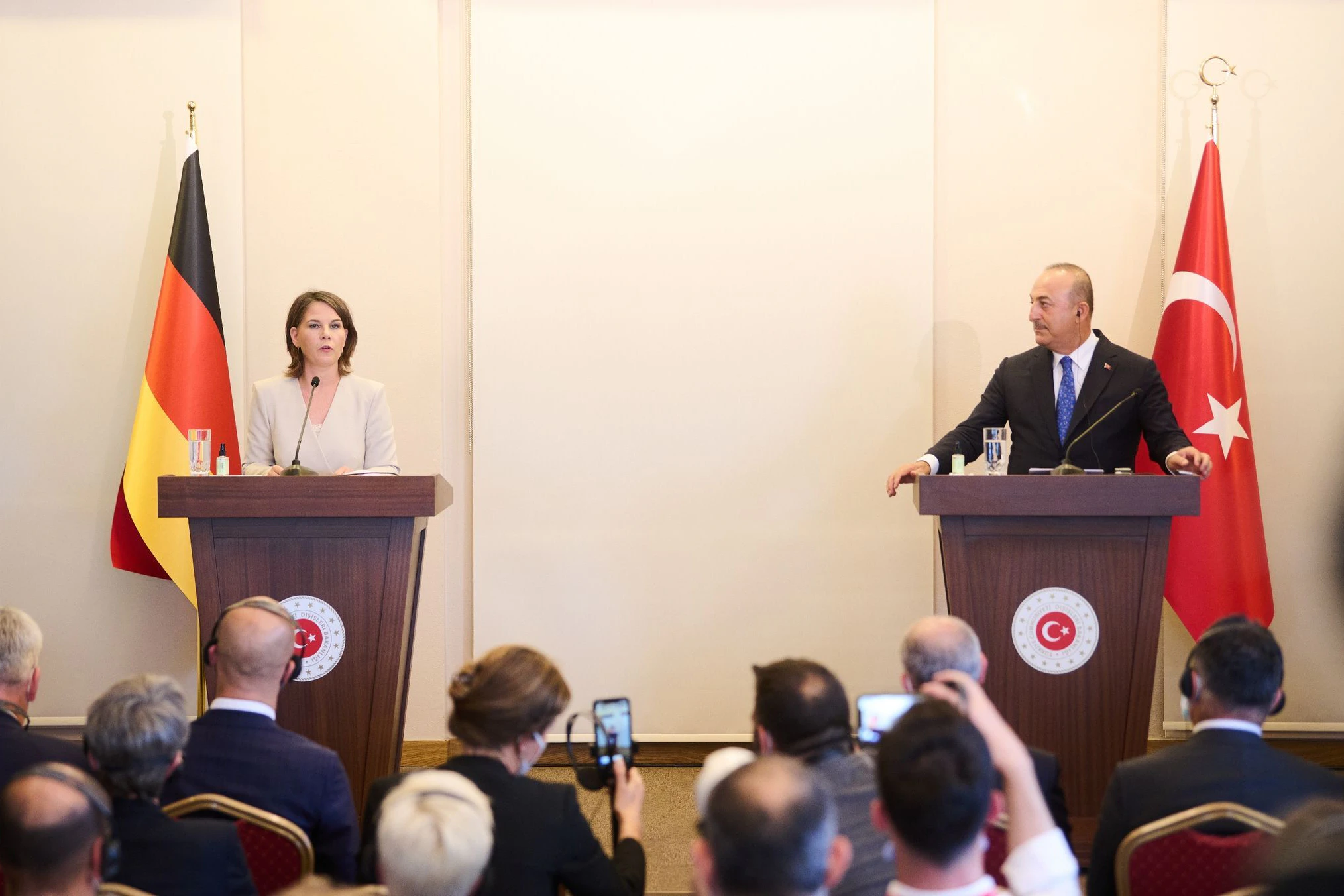 Außenministerin Annalena Baerbock und ihr türkischer Amtskollege Mevlüt Cavusoglu lieferten sich einen offenen Schlagabtausch.