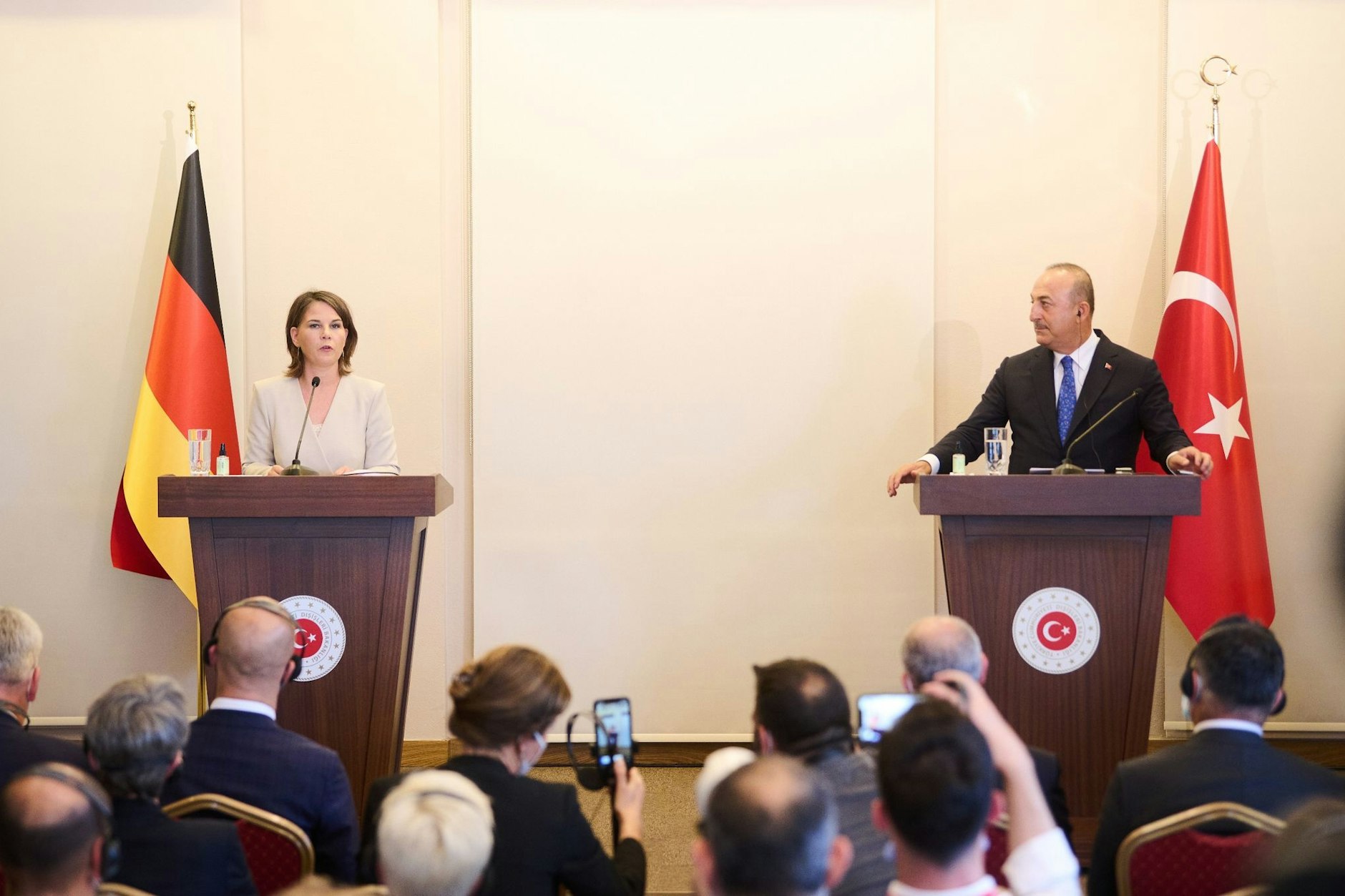 Außenministerin Annalena Baerbock und ihr türkischer Amtskollege Mevlüt Cavusoglu lieferten sich einen offenen Schlagabtausch.